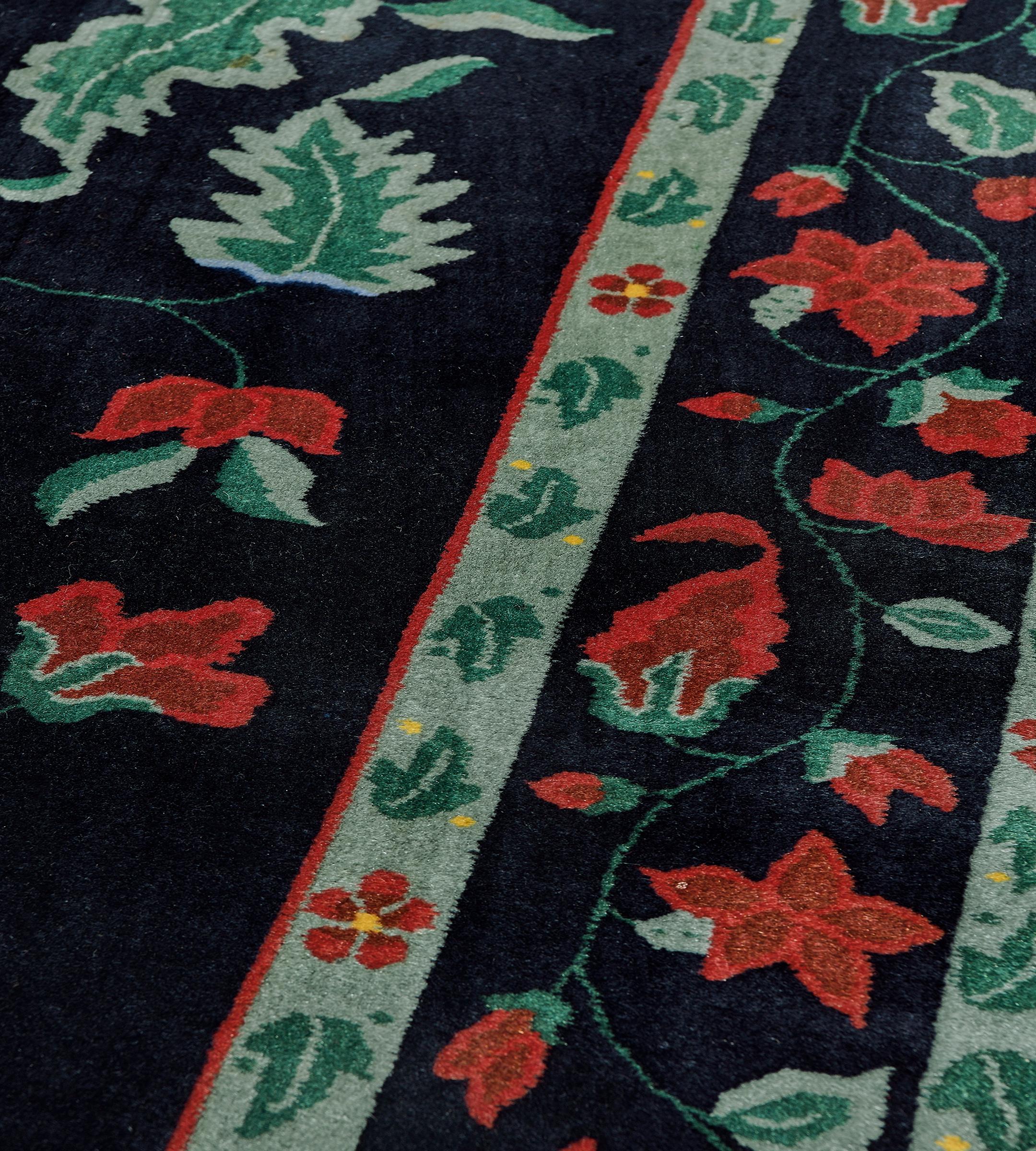 Tapis chinois à fleurs du début du 20e siècle Bon état - En vente à West Hollywood, CA
