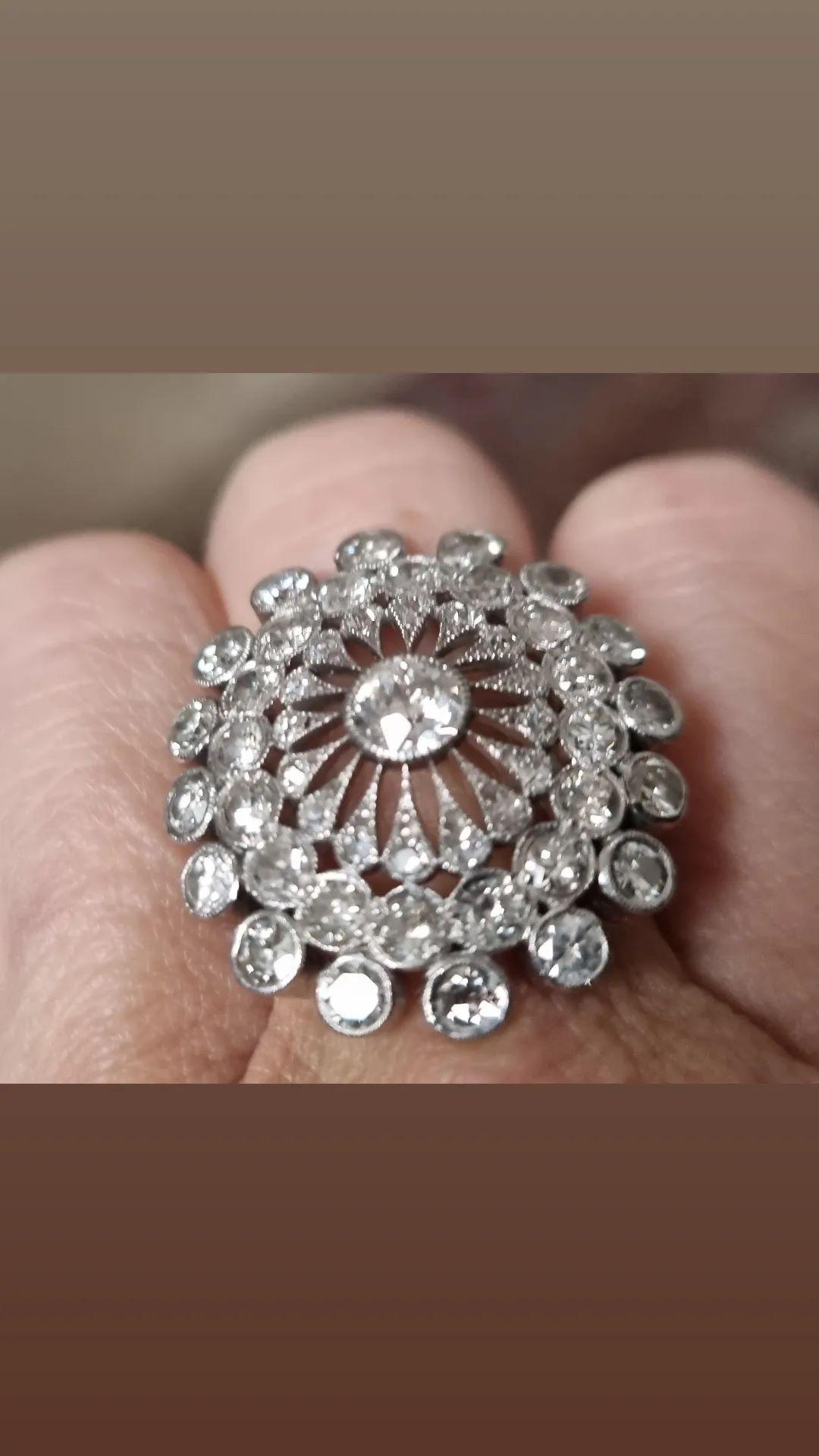 Early 20th Century Floral Spray Diamond  Platinum Ring In Good Condition For Sale In OVIEDO, AS