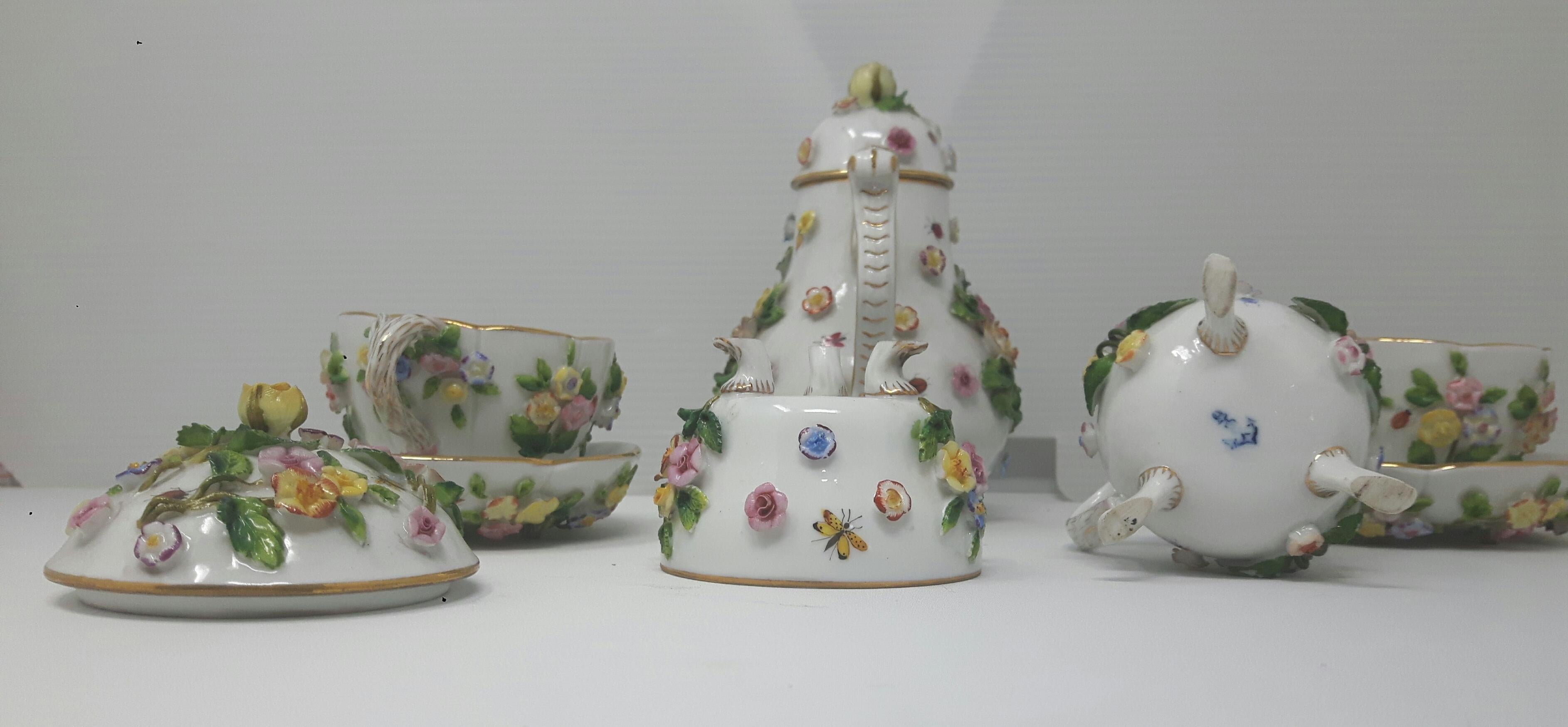 Vernissé Tete a Tete incrusté de fleurs du début du 20ème siècle « Tea for Two » en vente