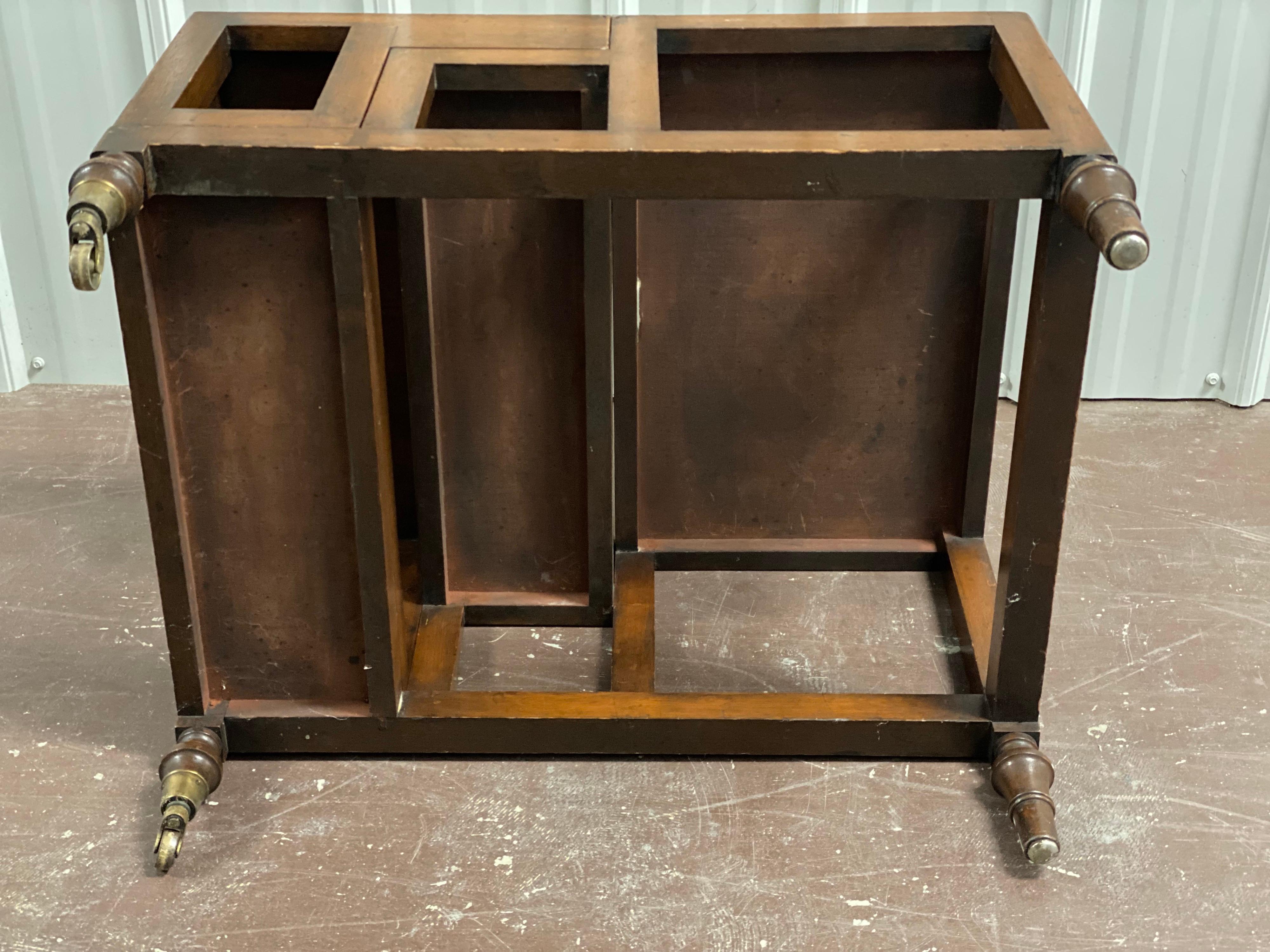 Embossé Steps de bibliothèque pliantes/table de table du début du XXe siècle en vente