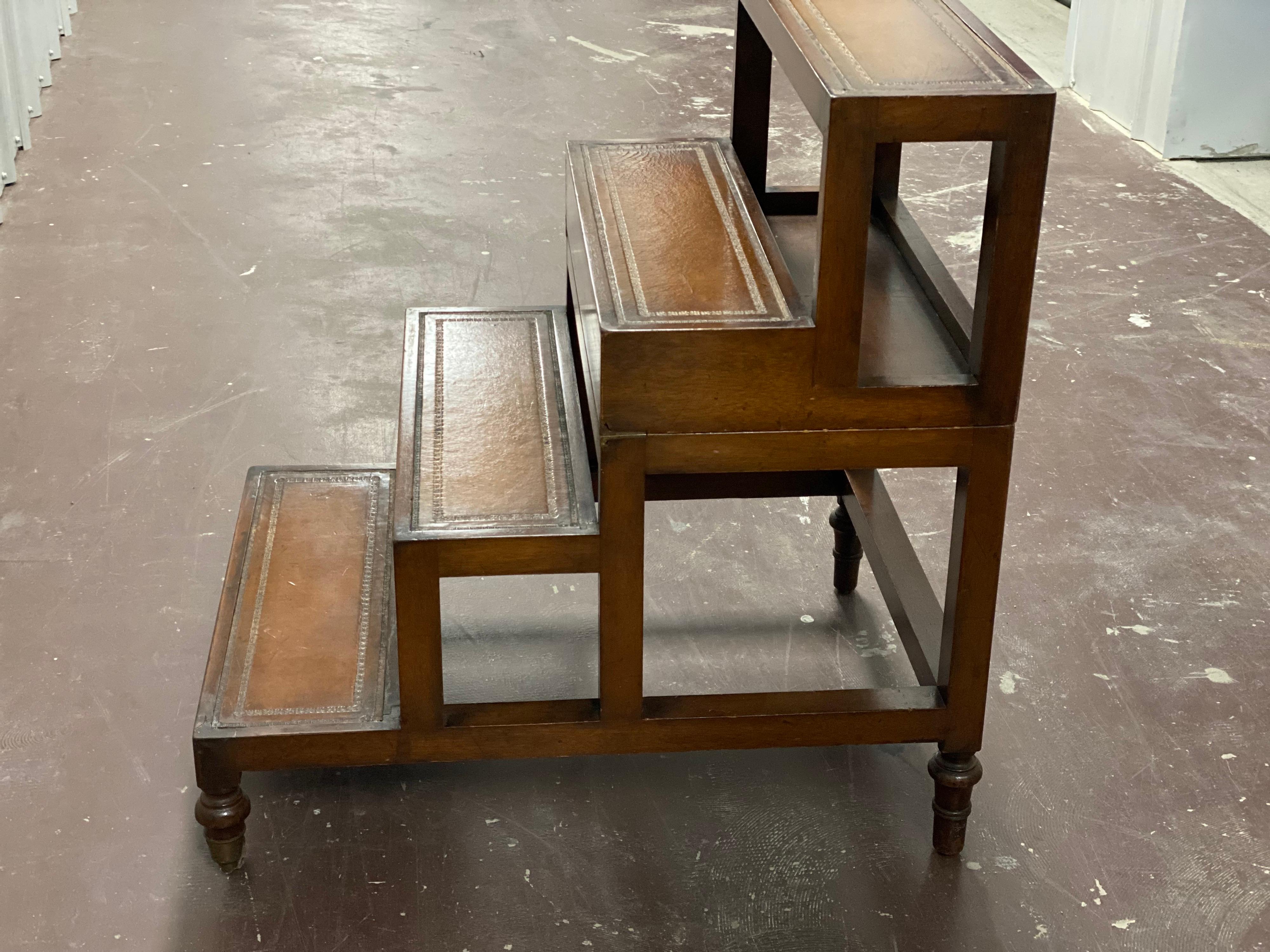 Bois Steps de bibliothèque pliantes/table de table du début du XXe siècle en vente