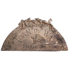 Insegna del negozio Joan the Wad Piskey in Oak Carved, arte popolare dei primi del Novecento