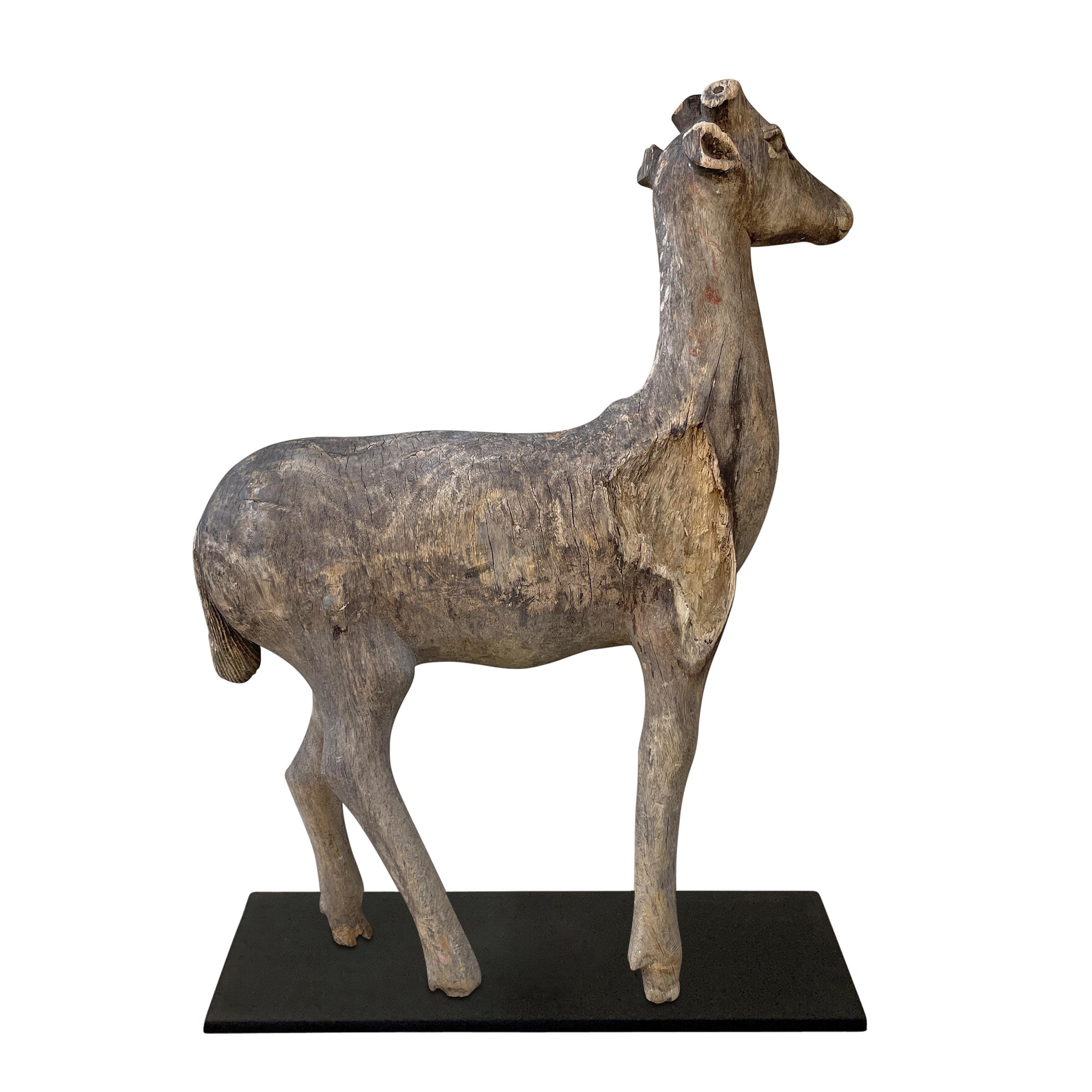 Sculpture de cerf en bois sculpté d'artisanat du début du XXe siècle en vente 3