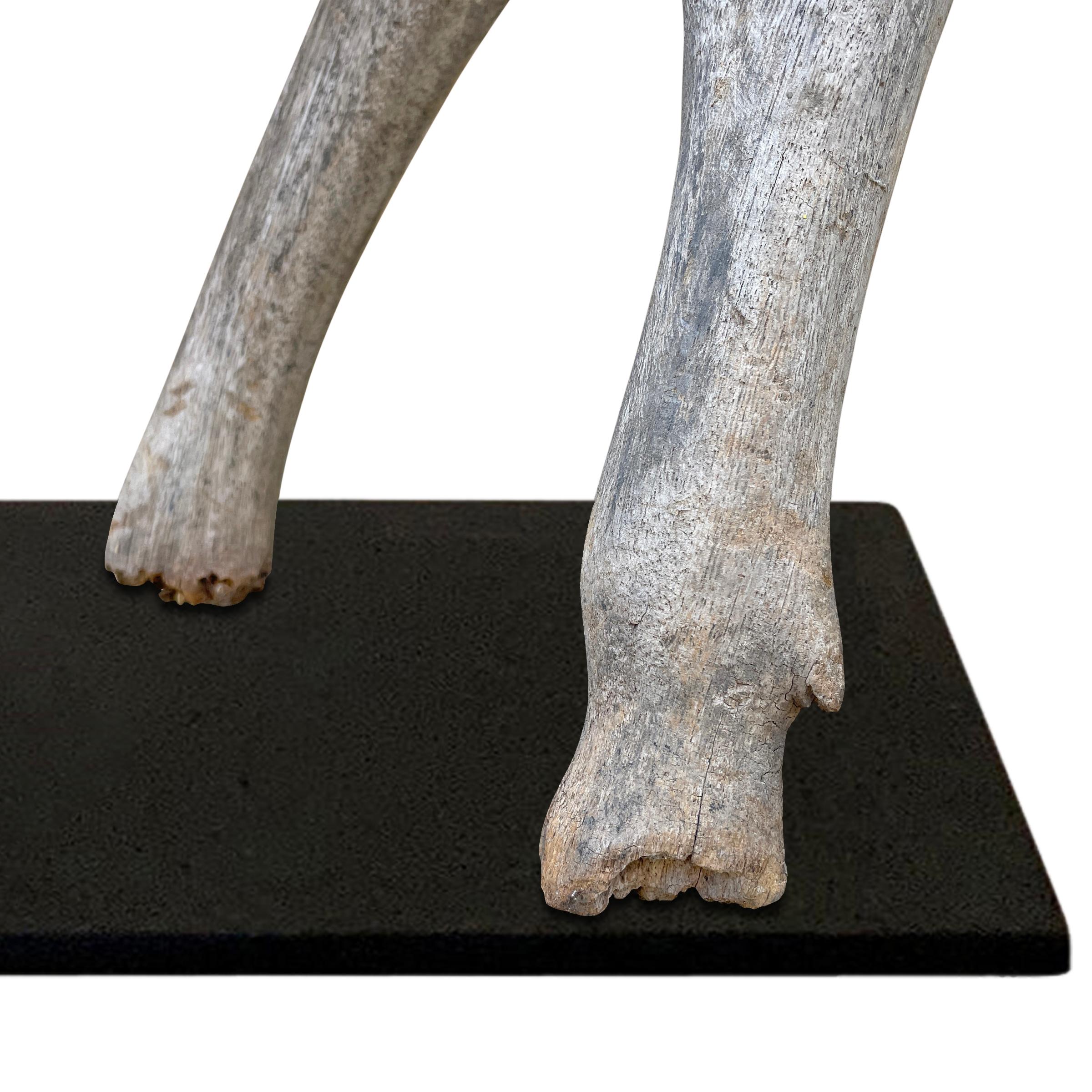 Sculpture de cerf en bois sculpté d'artisanat du début du XXe siècle en vente 5