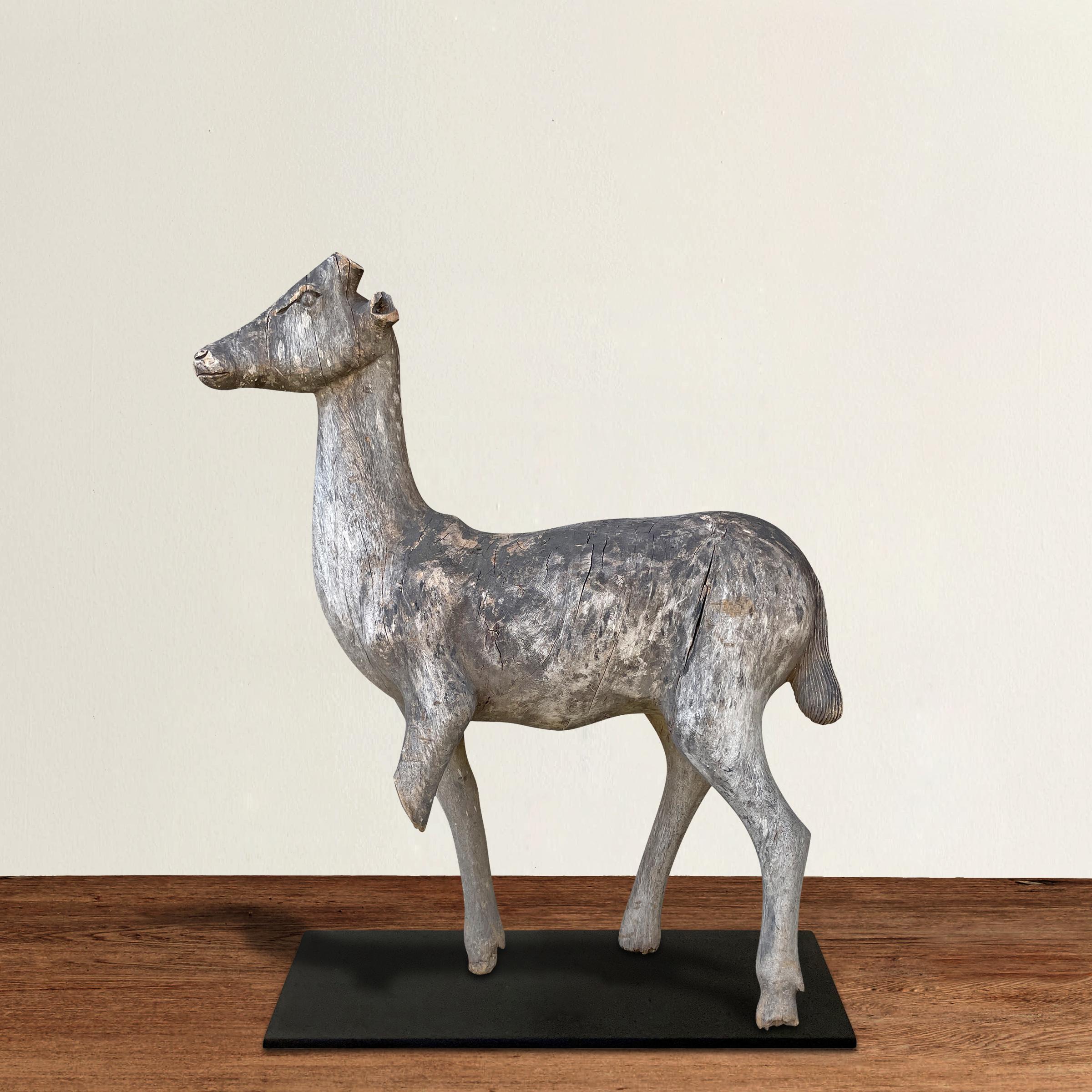 Una stoica ma affascinante scultura di cervo in legno intagliato di Art Carved dell'inizio del XX secolo, quasi a grandezza naturale, con una meravigliosa finitura a secco e montata su un supporto in acciaio personalizzato. È perfetto esposto sul