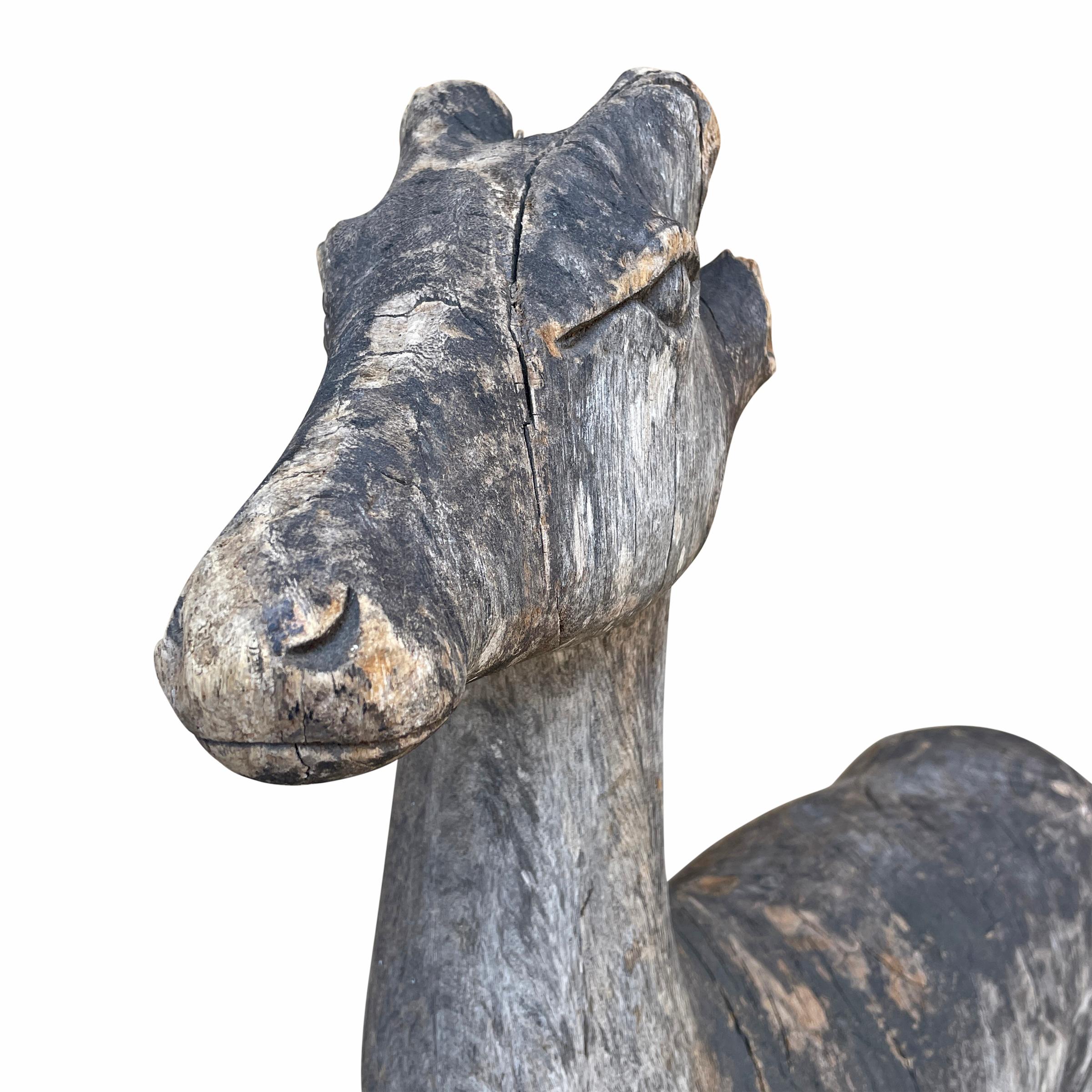 Sculpture de cerf en bois sculpté d'artisanat du début du XXe siècle Bon état - En vente à Chicago, IL