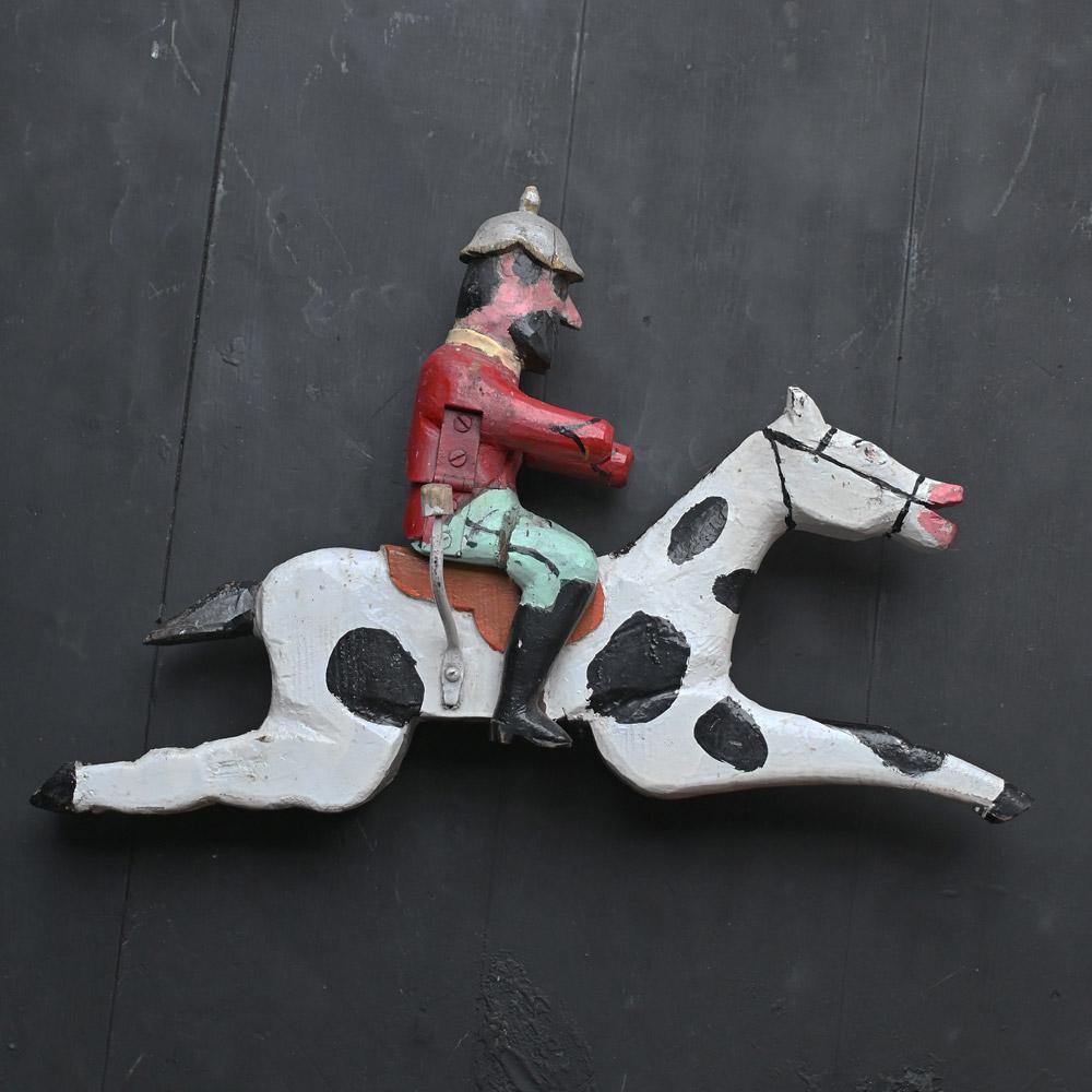 Art populaire du début du 20e siècle, figurine de massacre de fête foraine renversée

Figurine de jeu de foire à faire tomber, fabriquée à la main, dans un style folklorique / primitif. Construit en pin et en métal, détails peints à la main avec des