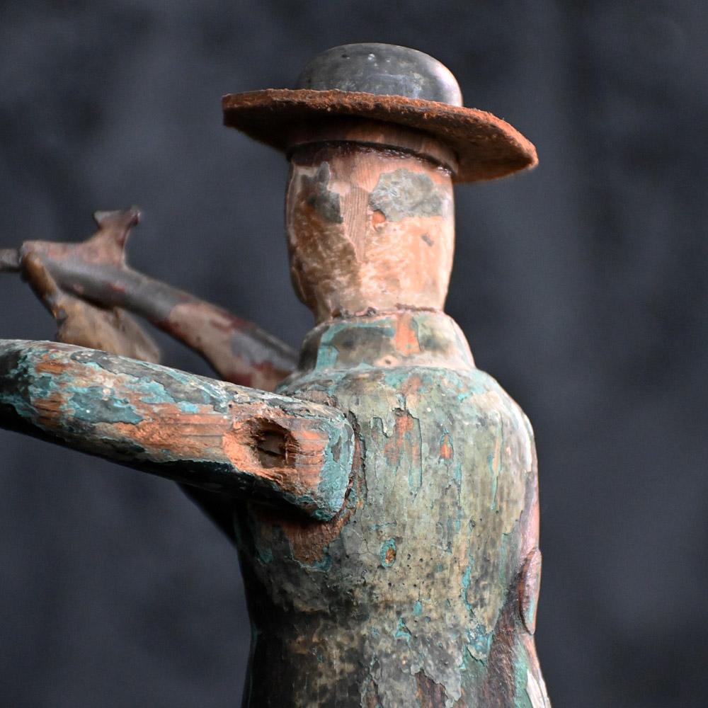 Figura de cazador de arte popular de principios del siglo XX Hecho a mano en venta