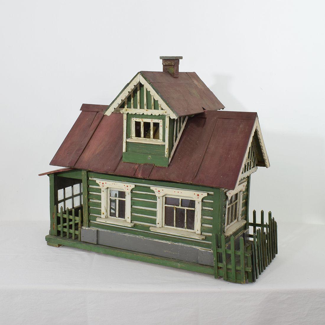Wonderful Folk Art miniature house with beautiful colors and details. Most likely once used to house guinea pigs. Roof can be taken off and the small garden fence can be opened so that the guinea pig could walk around outside.
Rare and very