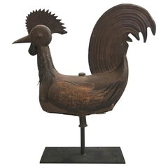 Girouette de coq en tôle moulée d'art populaire du début du 20e siècle sur pied