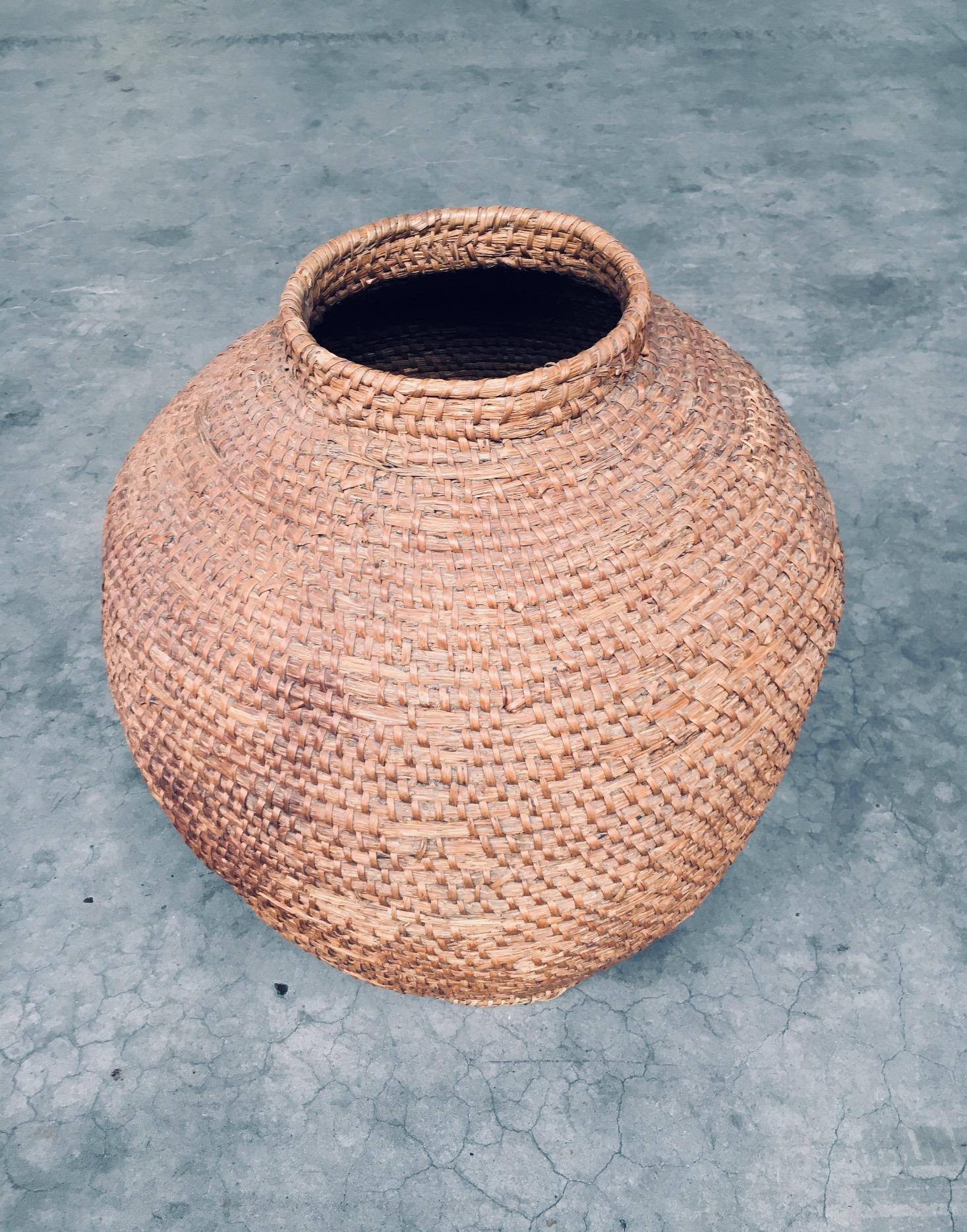 Early 20th Century Folk Art Primitive XL Straw Basket For Sale 11