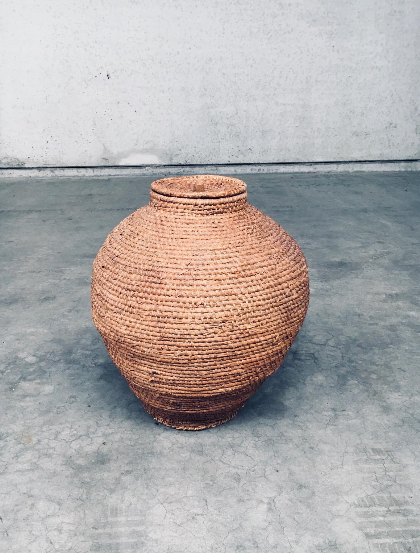 Early 20th Century Folk Art Primitive XL Straw Basket In Good Condition For Sale In Oud-Turnhout, VAN