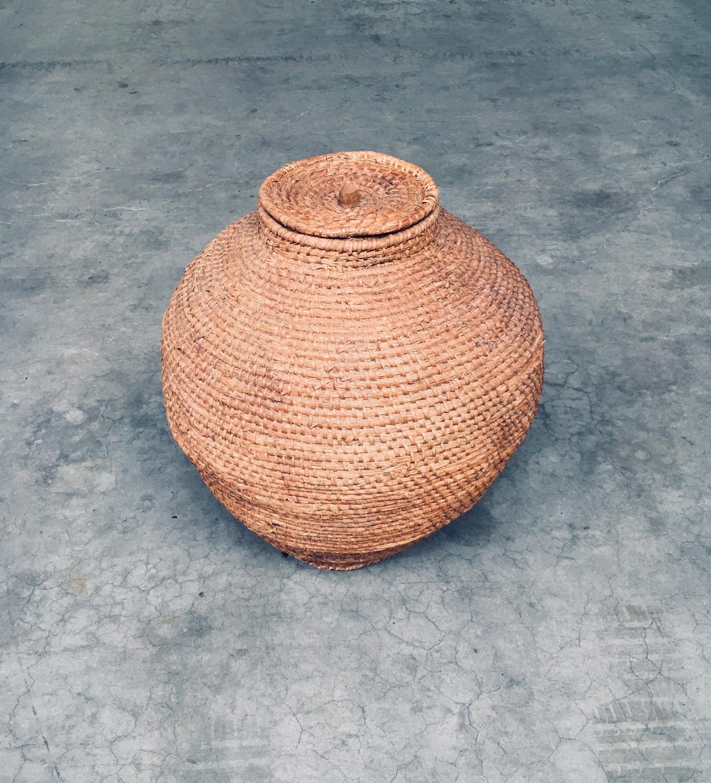 Early 20th Century Folk Art Primitive XL Straw Basket For Sale 1