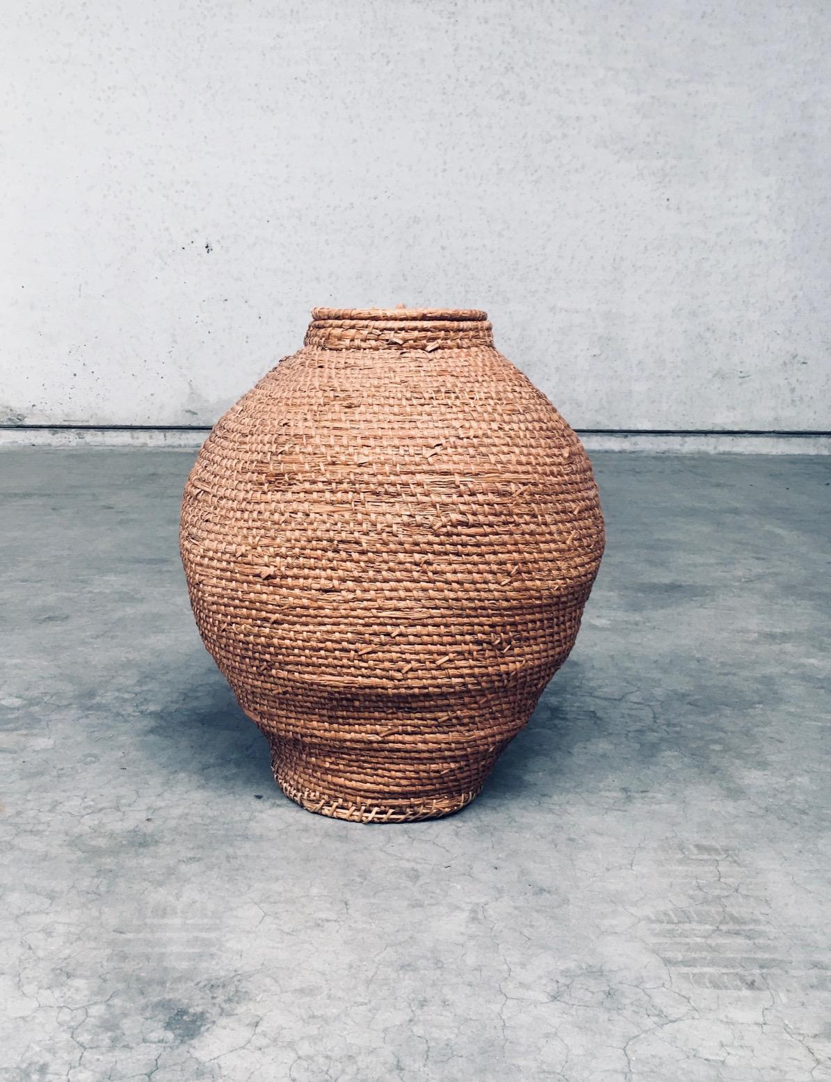 Early 20th Century Folk Art Primitive XL Straw Basket For Sale 2
