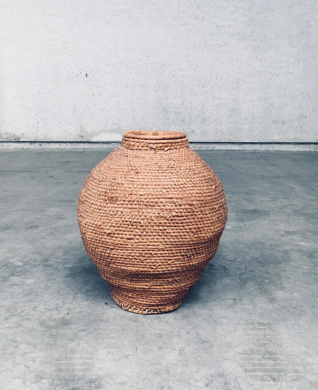 Early 20th Century Folk Art Primitive XL Straw Basket For Sale 3