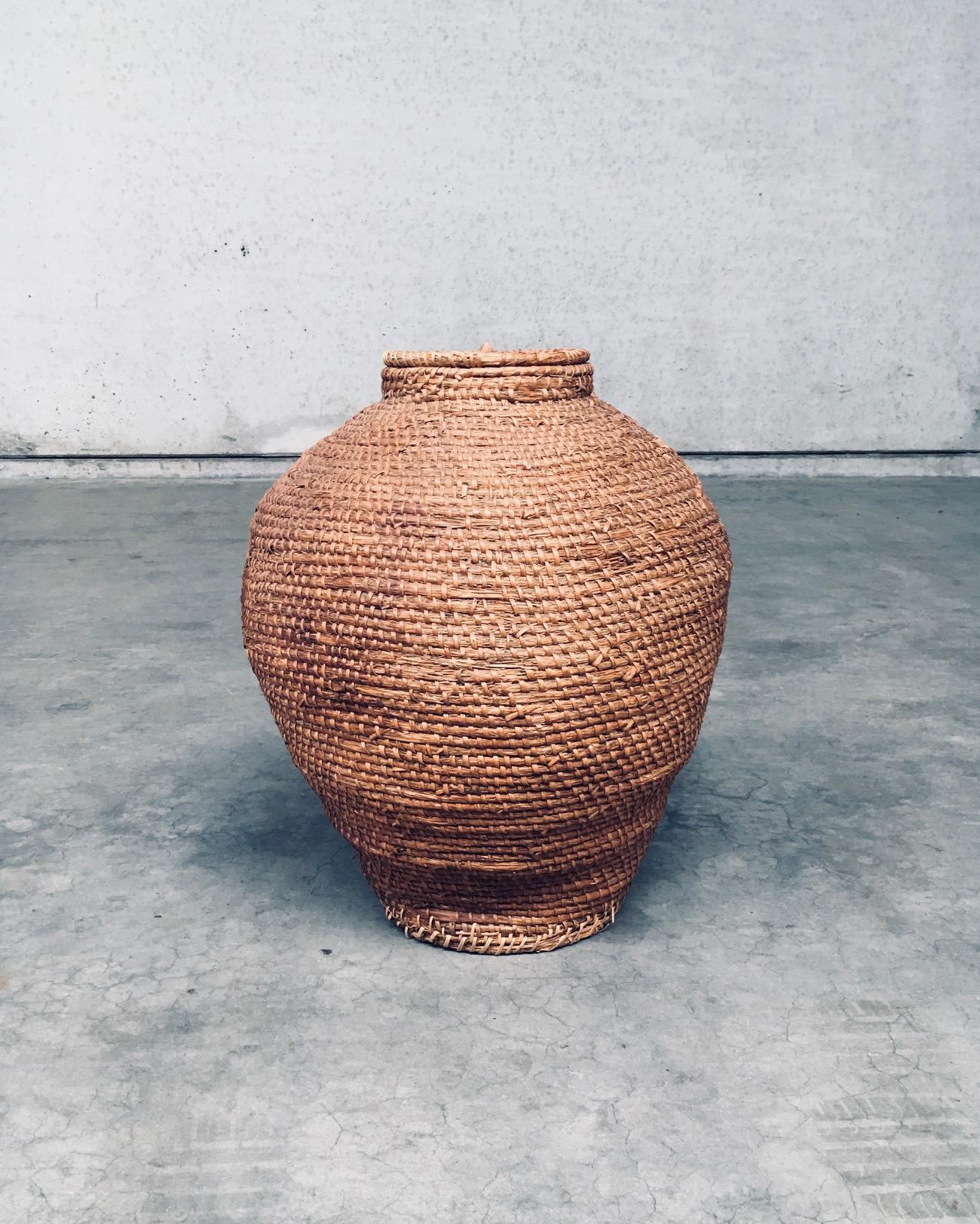 Early 20th Century Folk Art Primitive XL Straw Basket For Sale 4