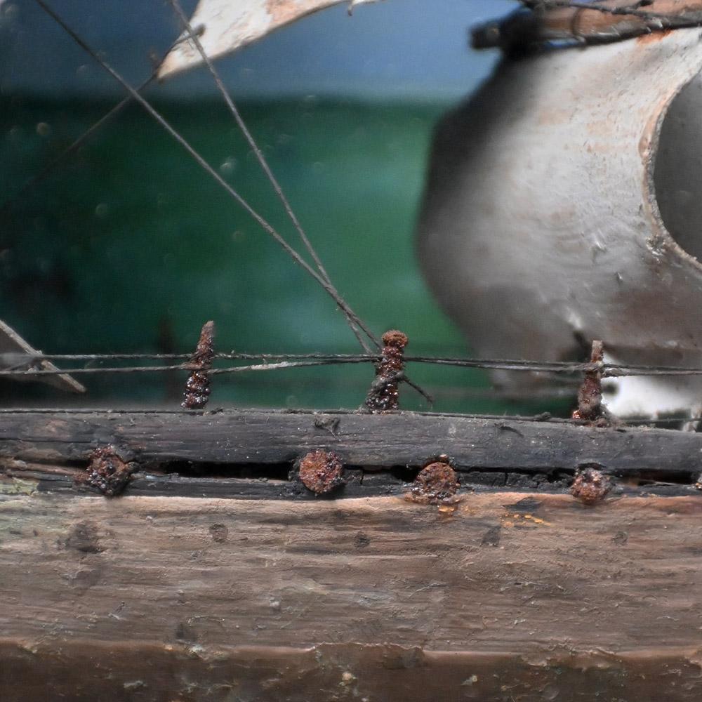 Pin Diorama de bateau et de voilier d'art populaire du début du 20e siècle