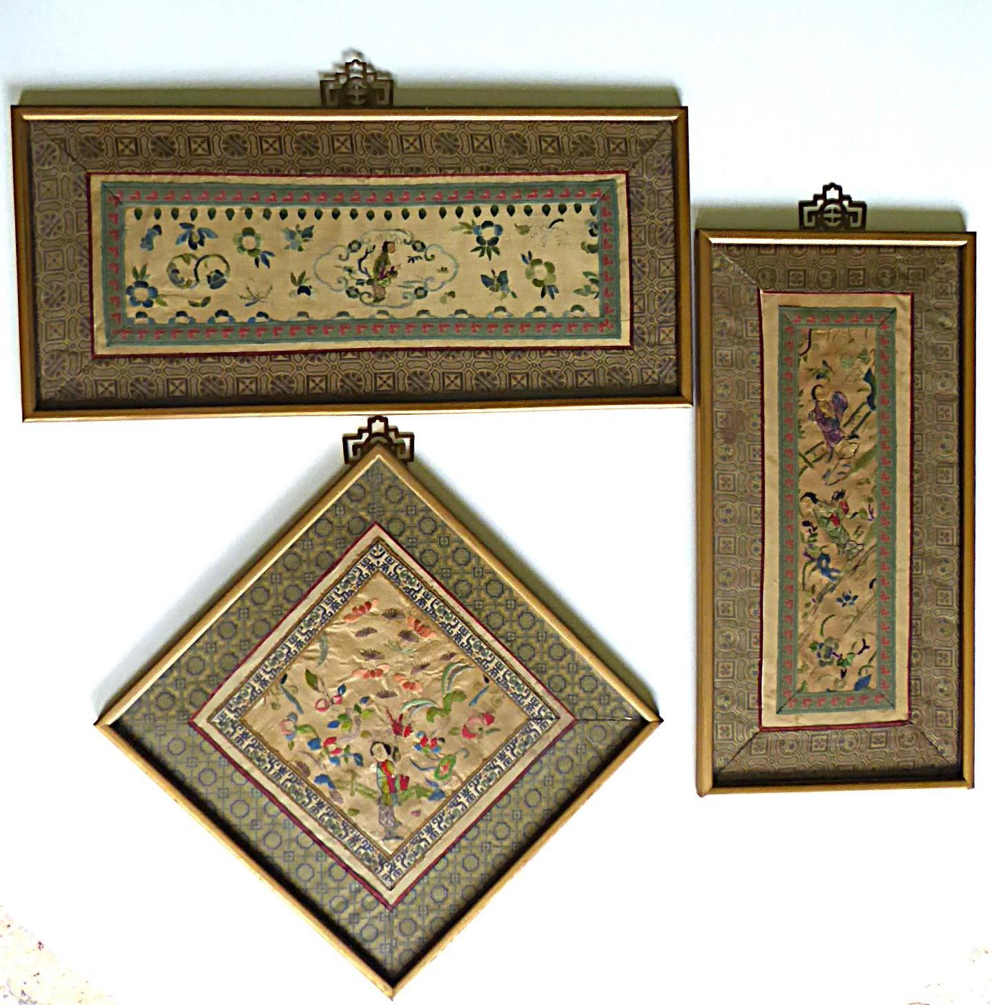 Set di 3 antichi ricami cinesi in seta in cornici dorate. Acquistato in un negozio di antiquariato a Hong Kong nel 1973.  Il soggetto è una rappresentazione di cortigiane nella routine quotidiana con uno sfondo floreale.

Misure: Orizzontale - 8