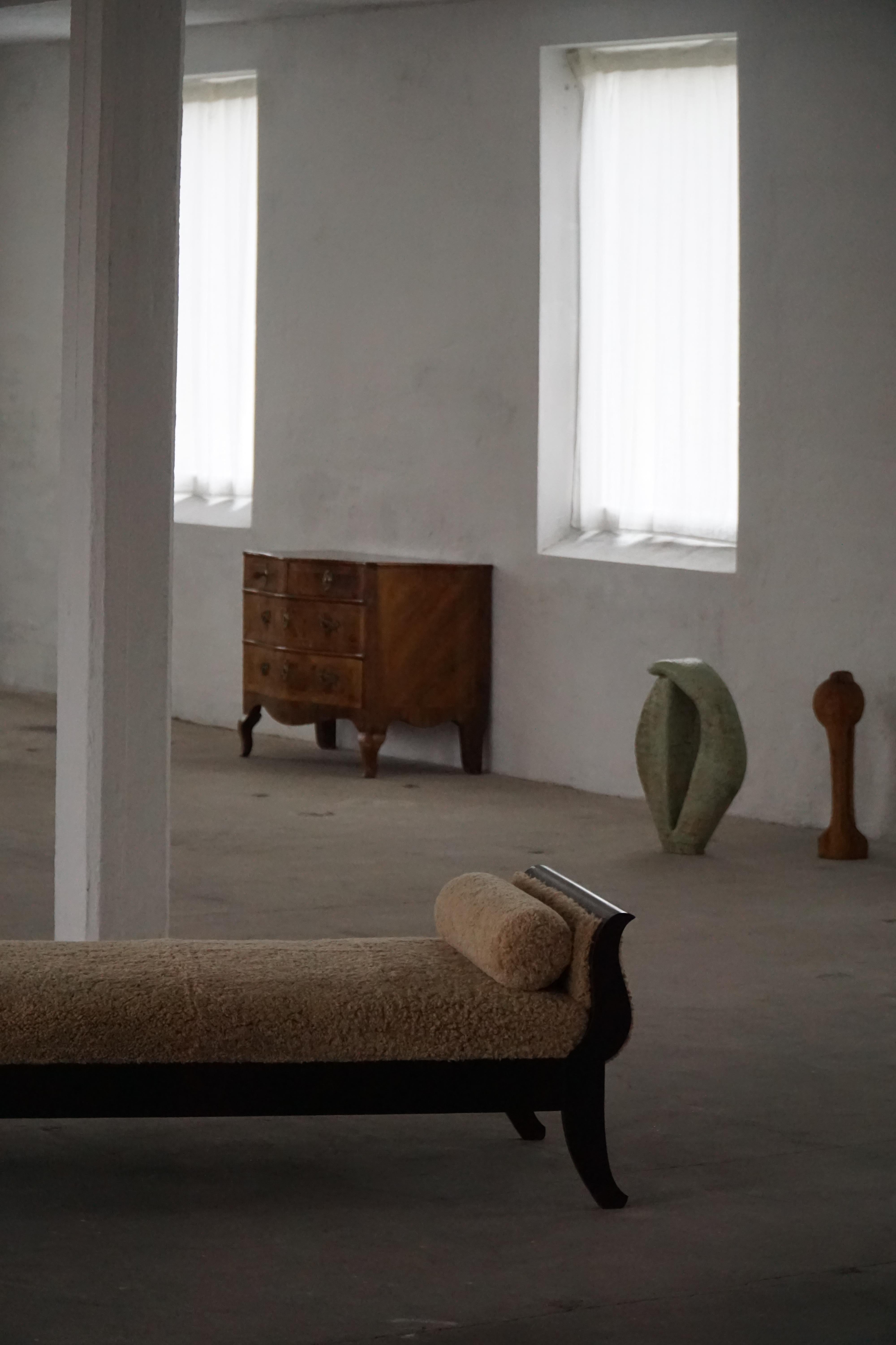 Début du 20e siècle, lit de jour autoportant Art déco danois tapissé de laine d'agneau en vente 7