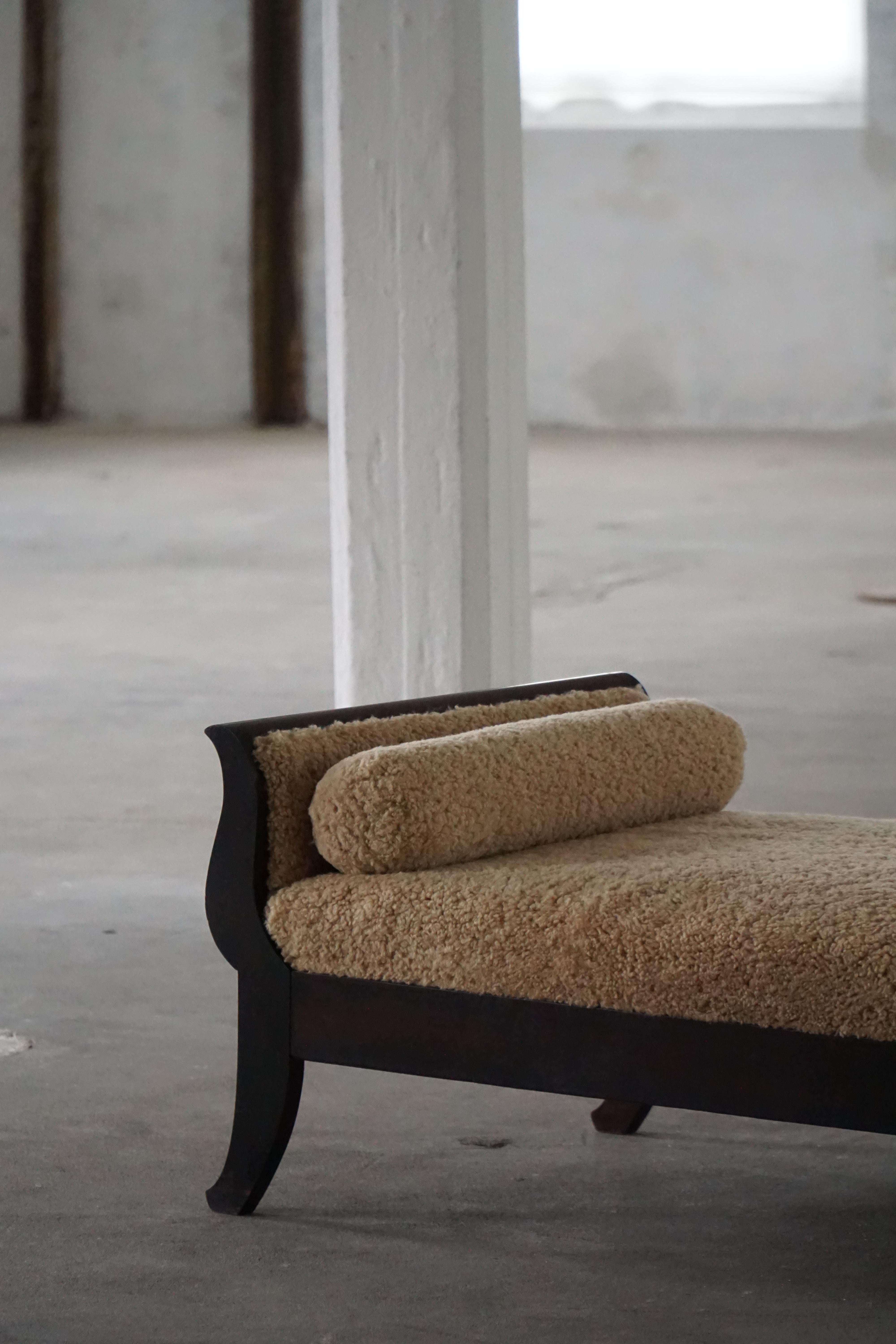 Début du 20e siècle, lit de jour autoportant Art déco danois tapissé de laine d'agneau en vente 8