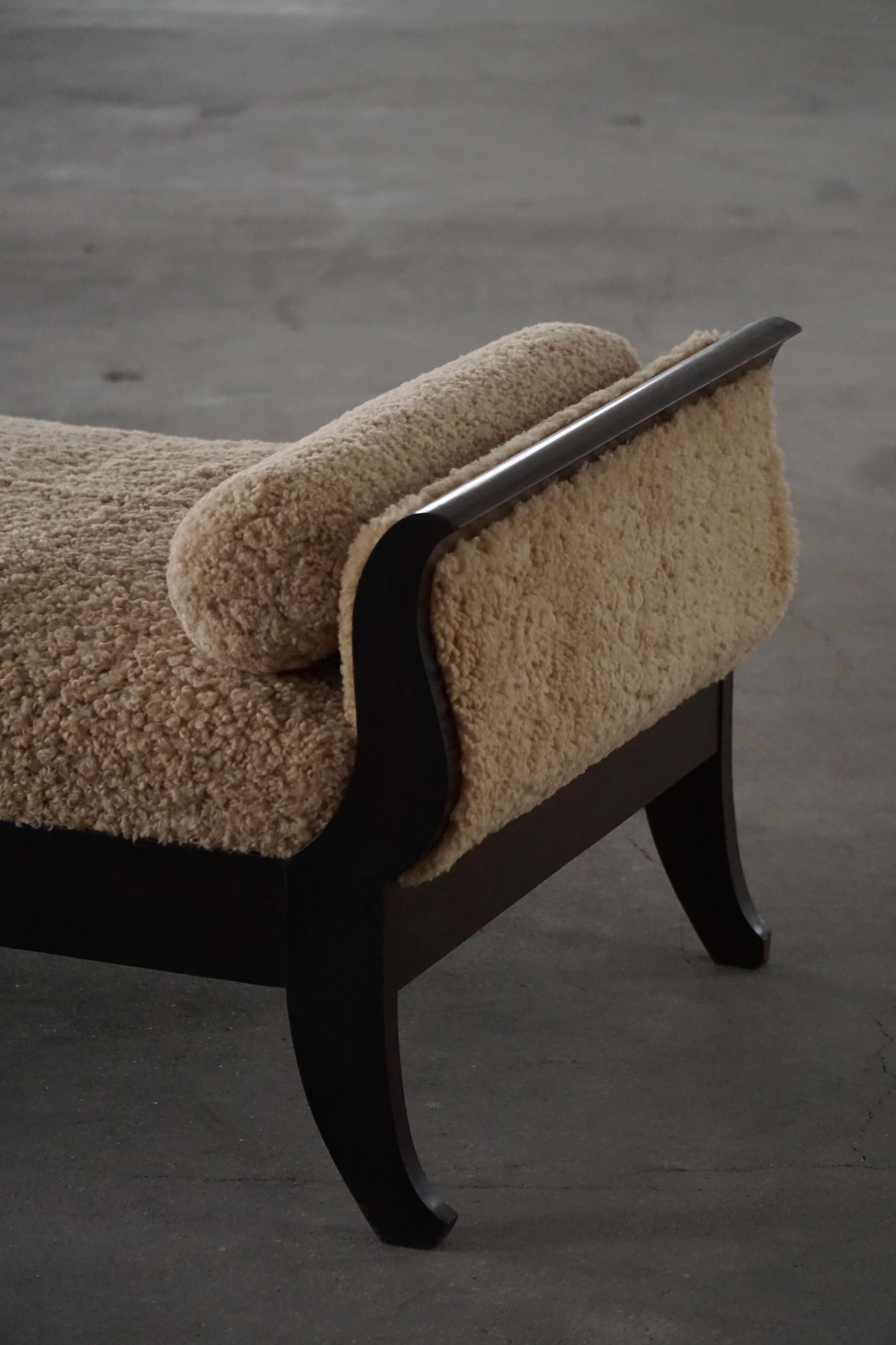 Début du 20e siècle, lit de jour autoportant Art déco danois tapissé de laine d'agneau en vente 9