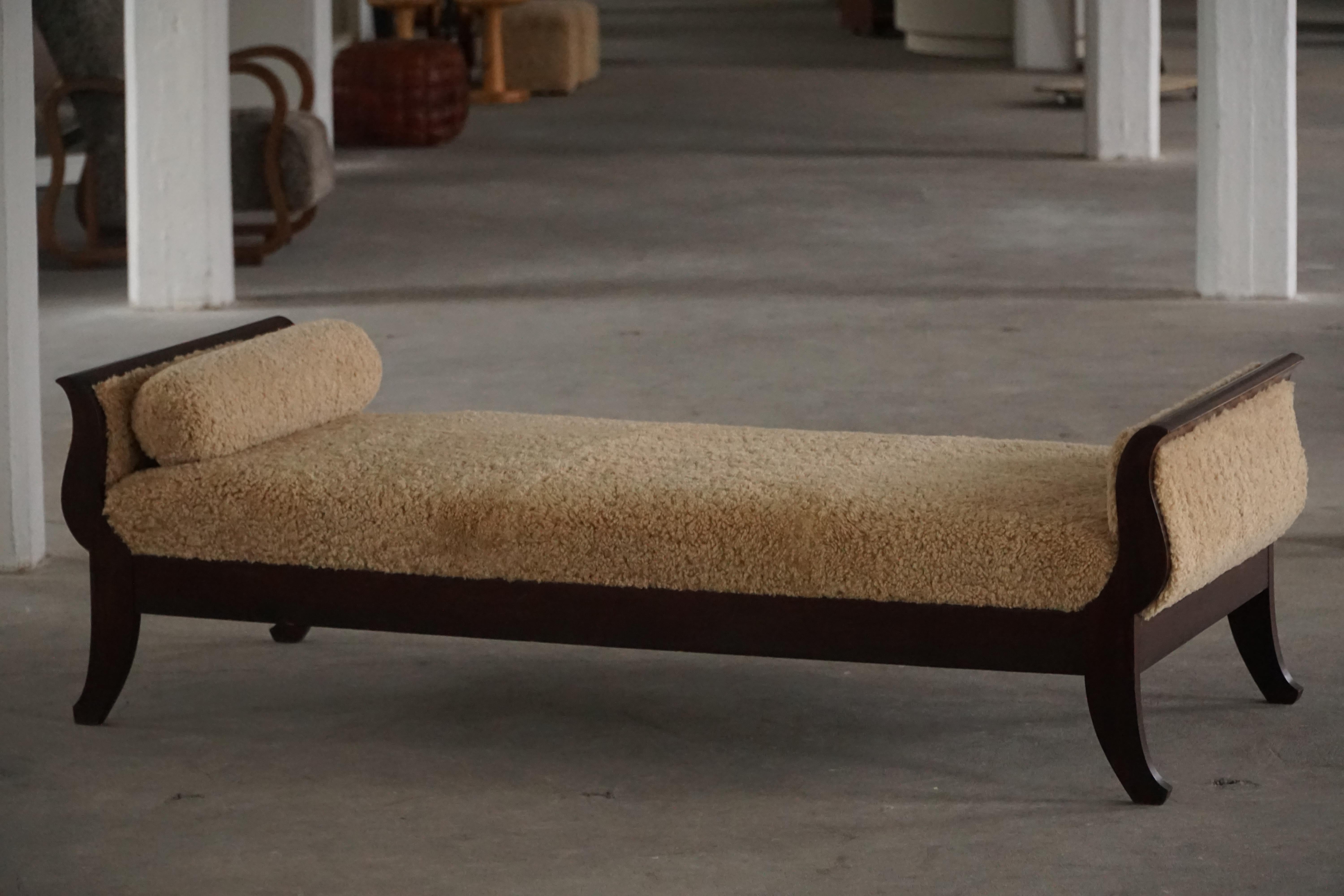 Début du 20e siècle, lit de jour autoportant Art déco danois tapissé de laine d'agneau en vente 11