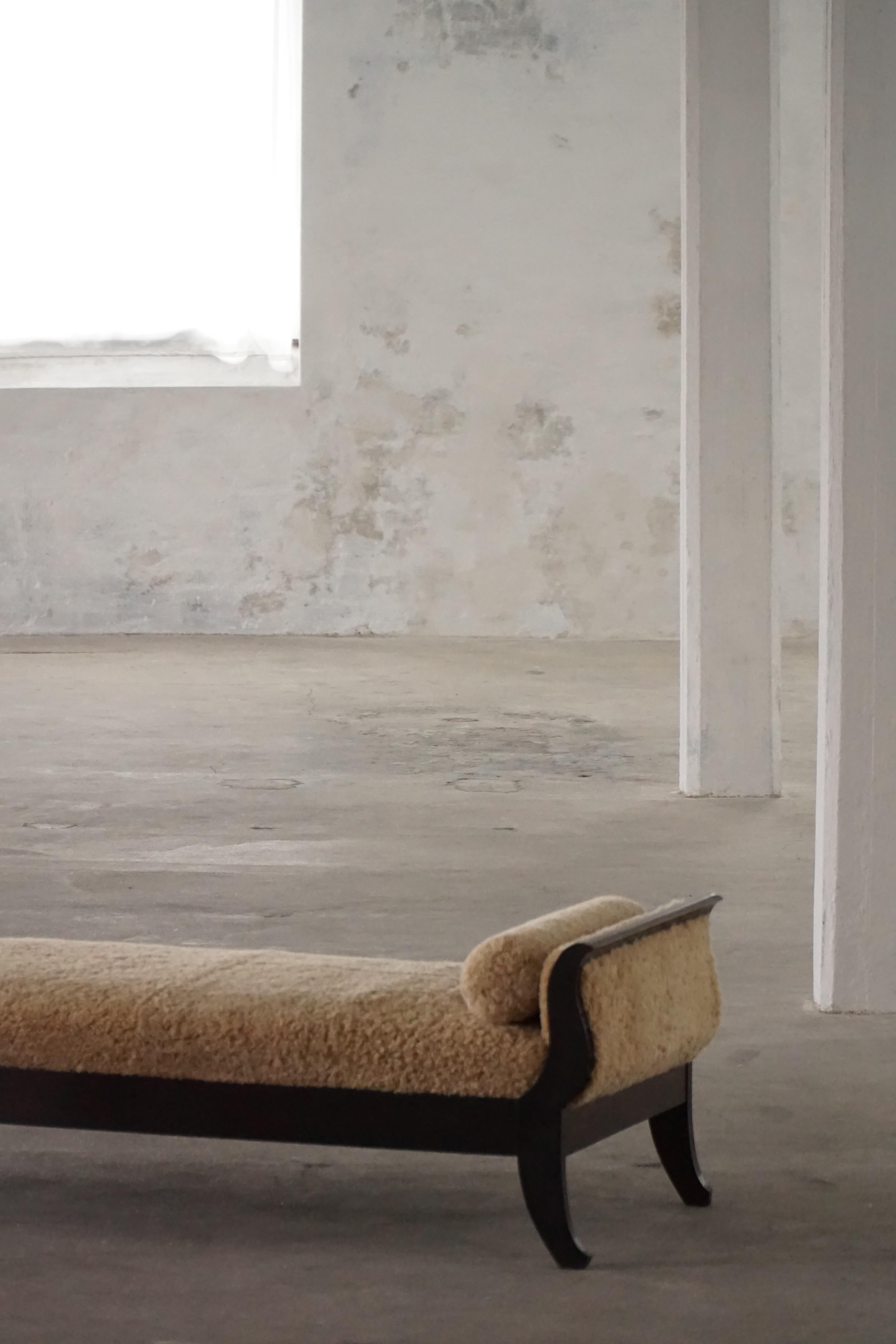 Début du 20e siècle, lit de jour autoportant Art déco danois tapissé de laine d'agneau en vente 12