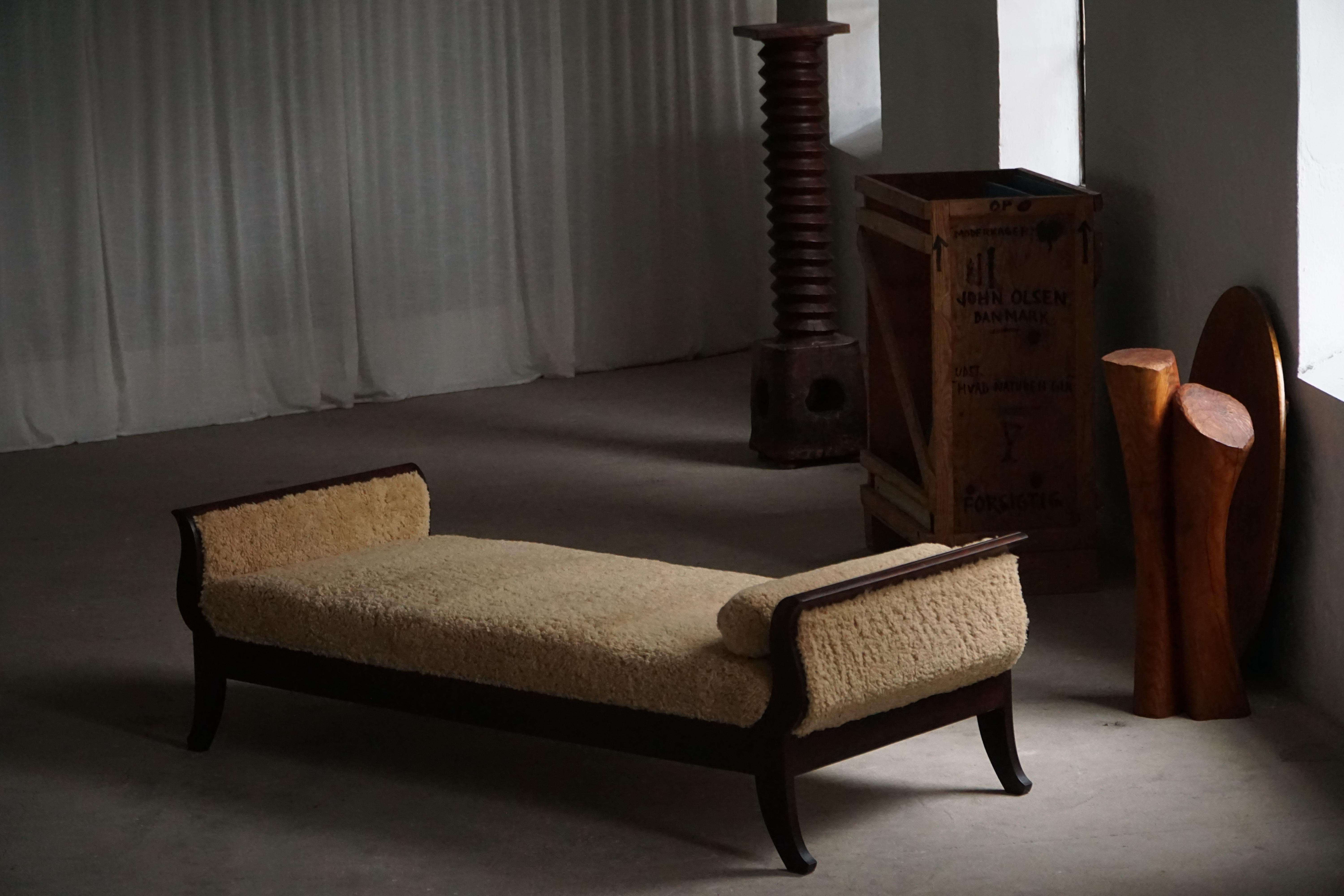 Danois Début du 20e siècle, lit de jour autoportant Art déco danois tapissé de laine d'agneau en vente