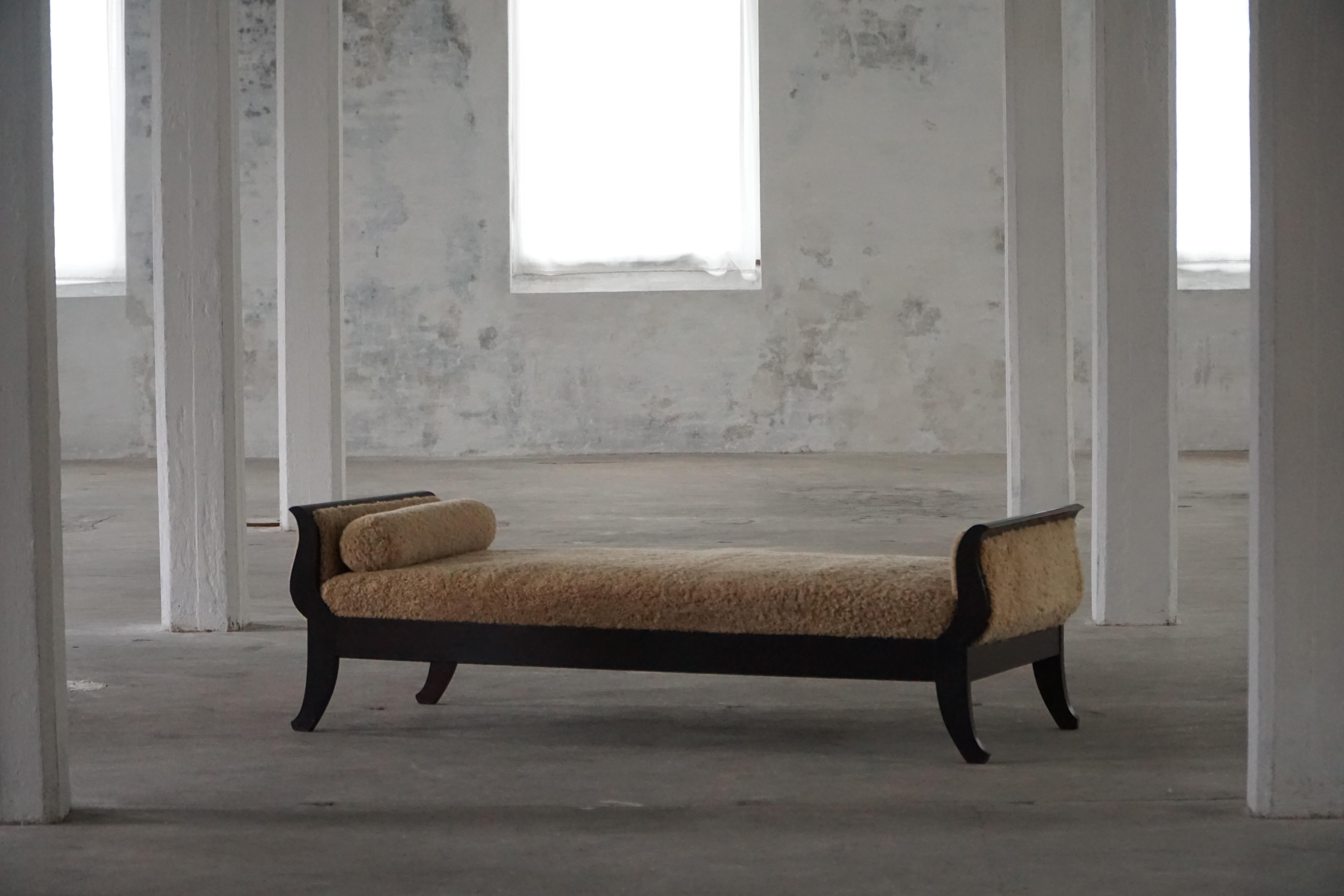 Début du 20e siècle, lit de jour autoportant Art déco danois tapissé de laine d'agneau Bon état - En vente à Odense, DK