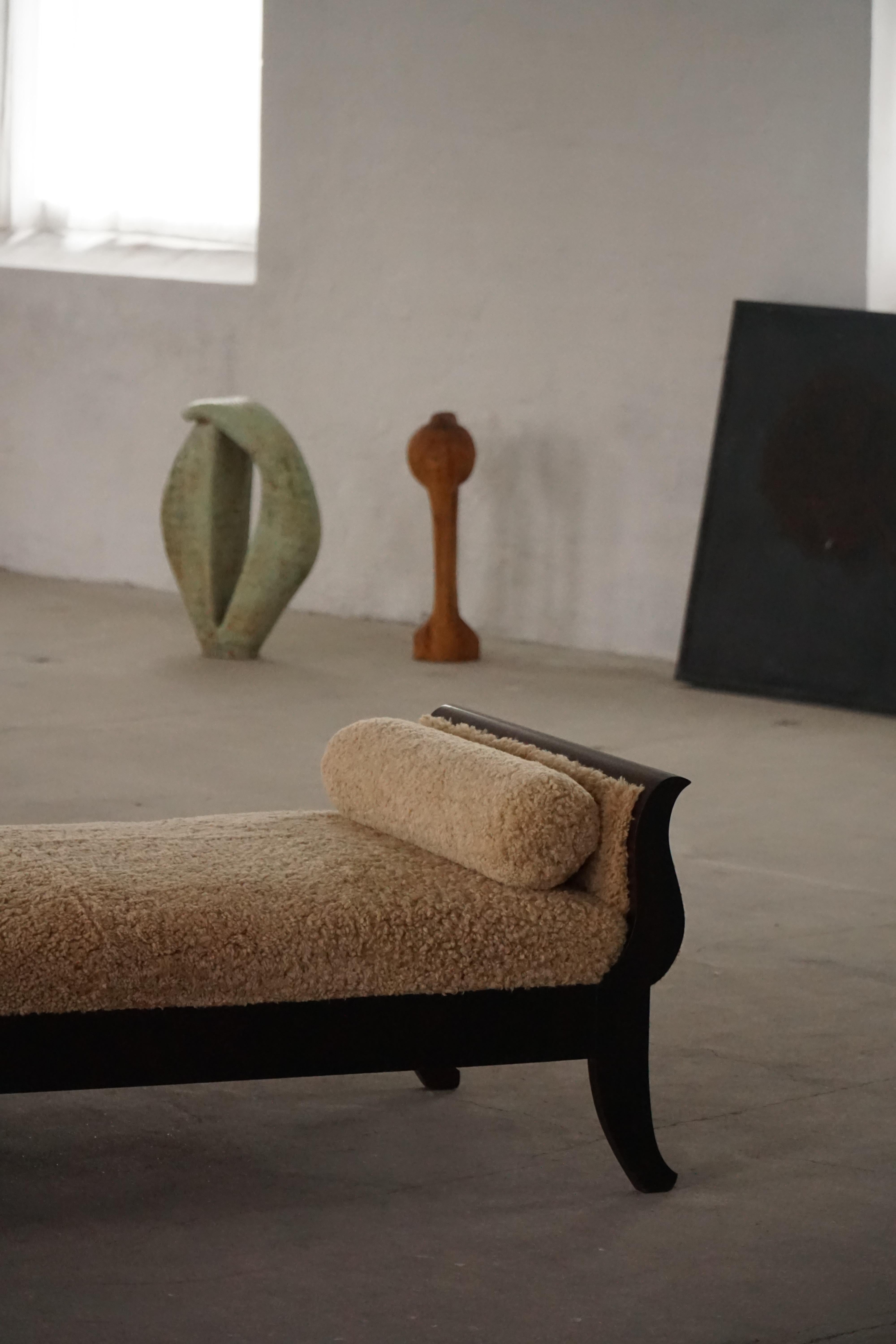 20ième siècle Début du 20e siècle, lit de jour autoportant Art déco danois tapissé de laine d'agneau en vente