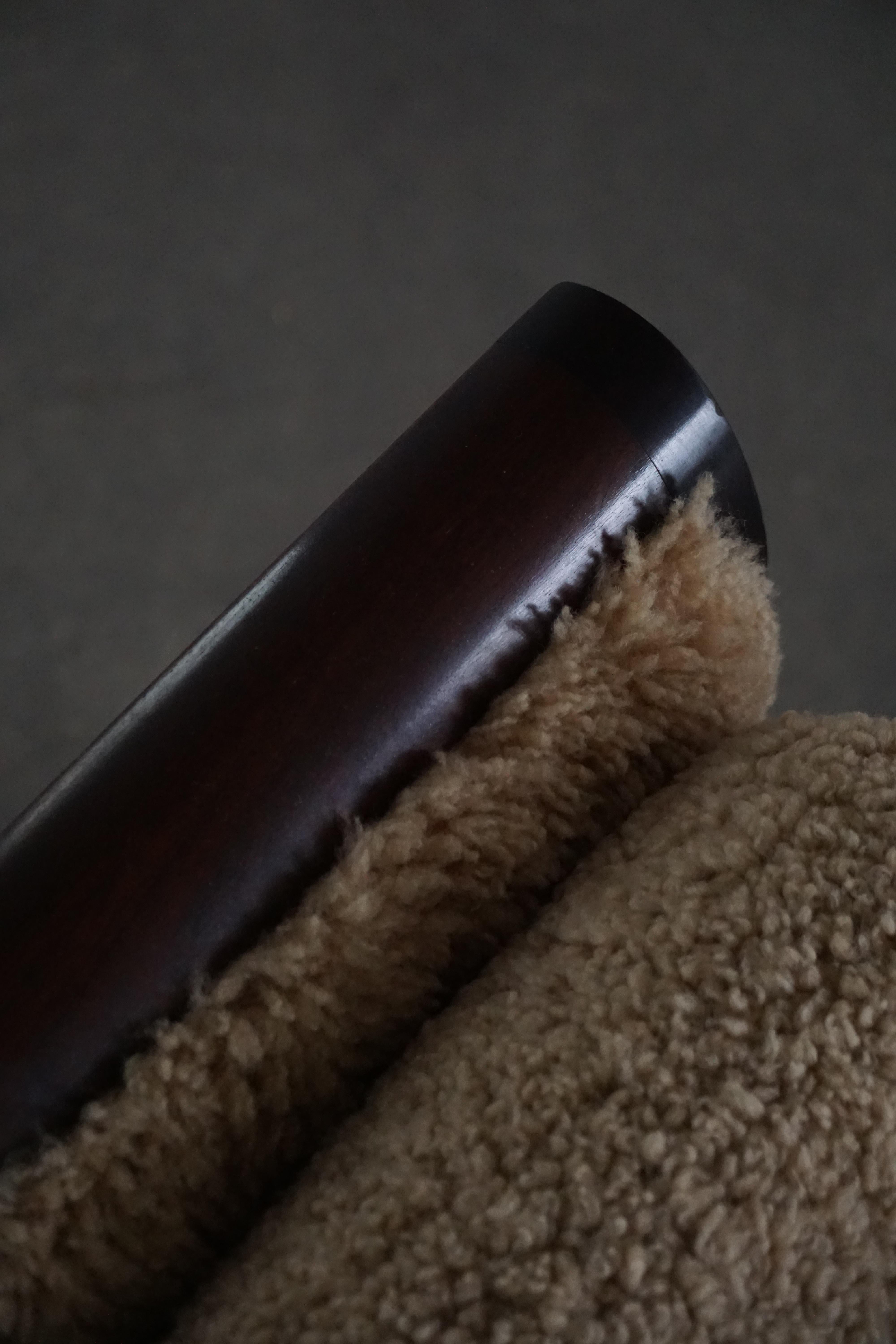 Cuir d'agneau Début du 20e siècle, lit de jour autoportant Art déco danois tapissé de laine d'agneau en vente