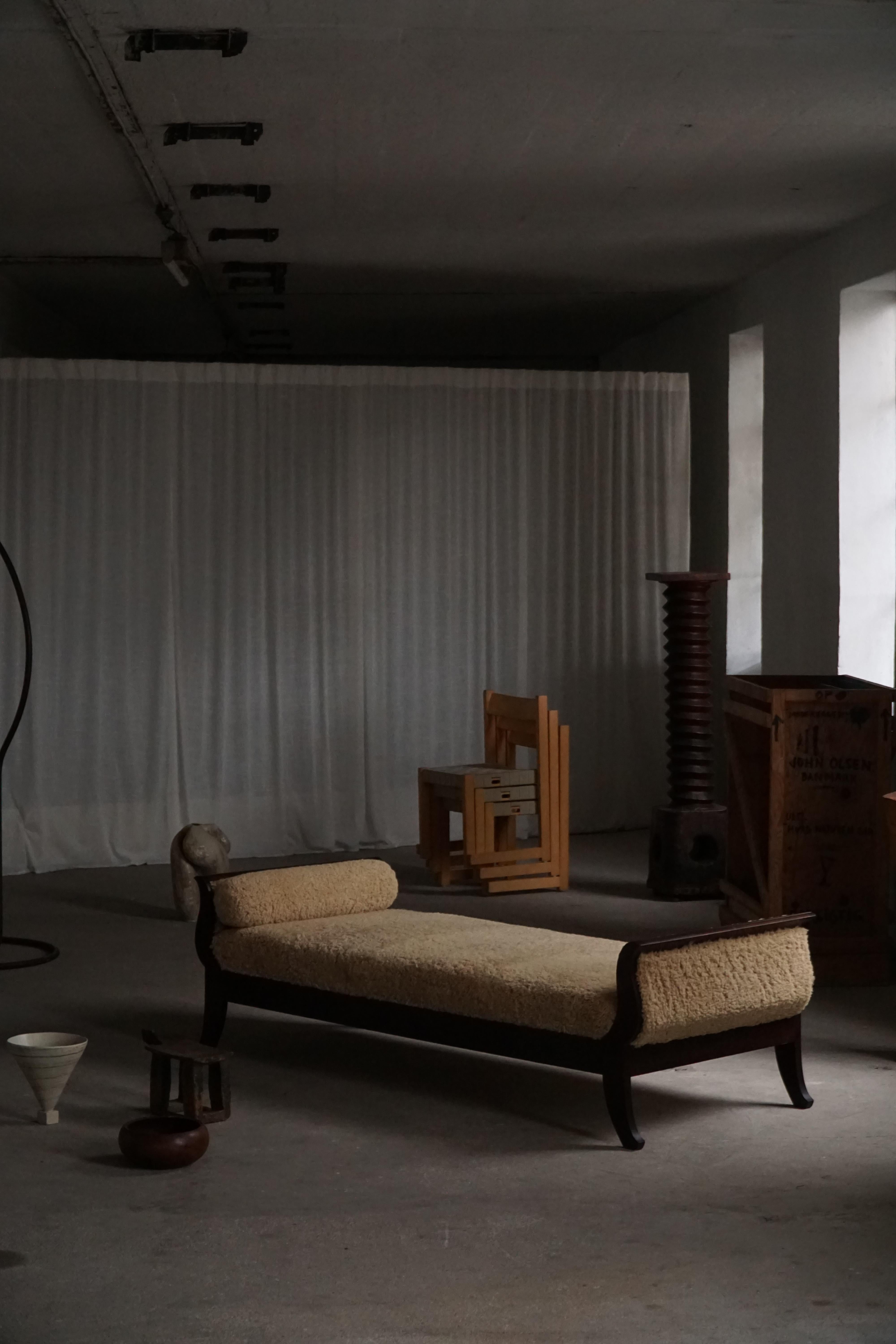 Début du 20e siècle, lit de jour autoportant Art déco danois tapissé de laine d'agneau en vente 1