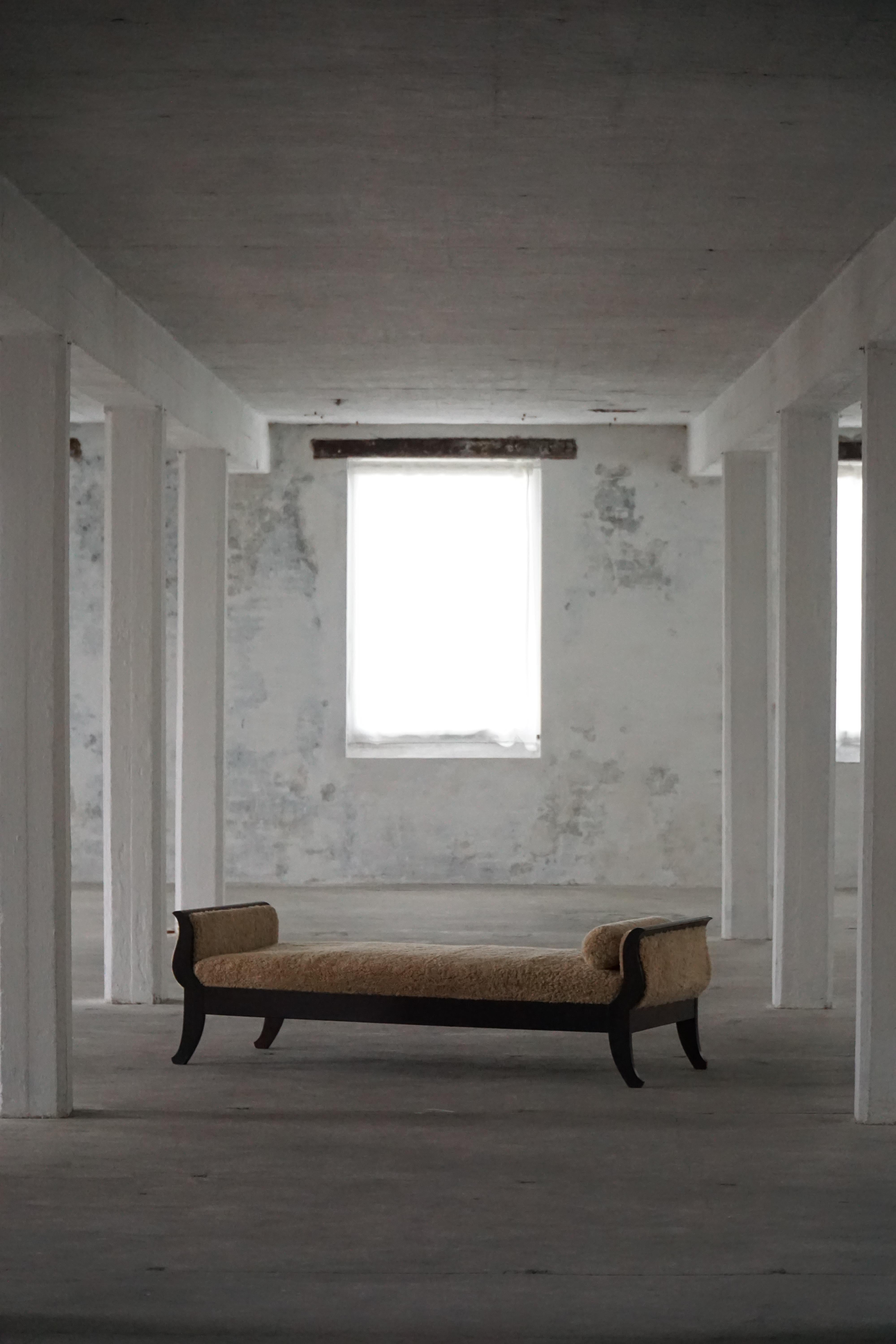 Début du 20e siècle, lit de jour autoportant Art déco danois tapissé de laine d'agneau en vente 3