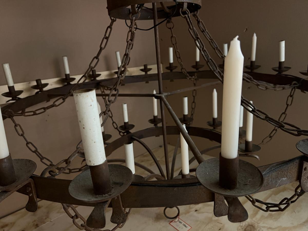 Lustre français du début du 20e siècle à 36 lumières provenant d'un château près de Paris État moyen à New Orleans, LA