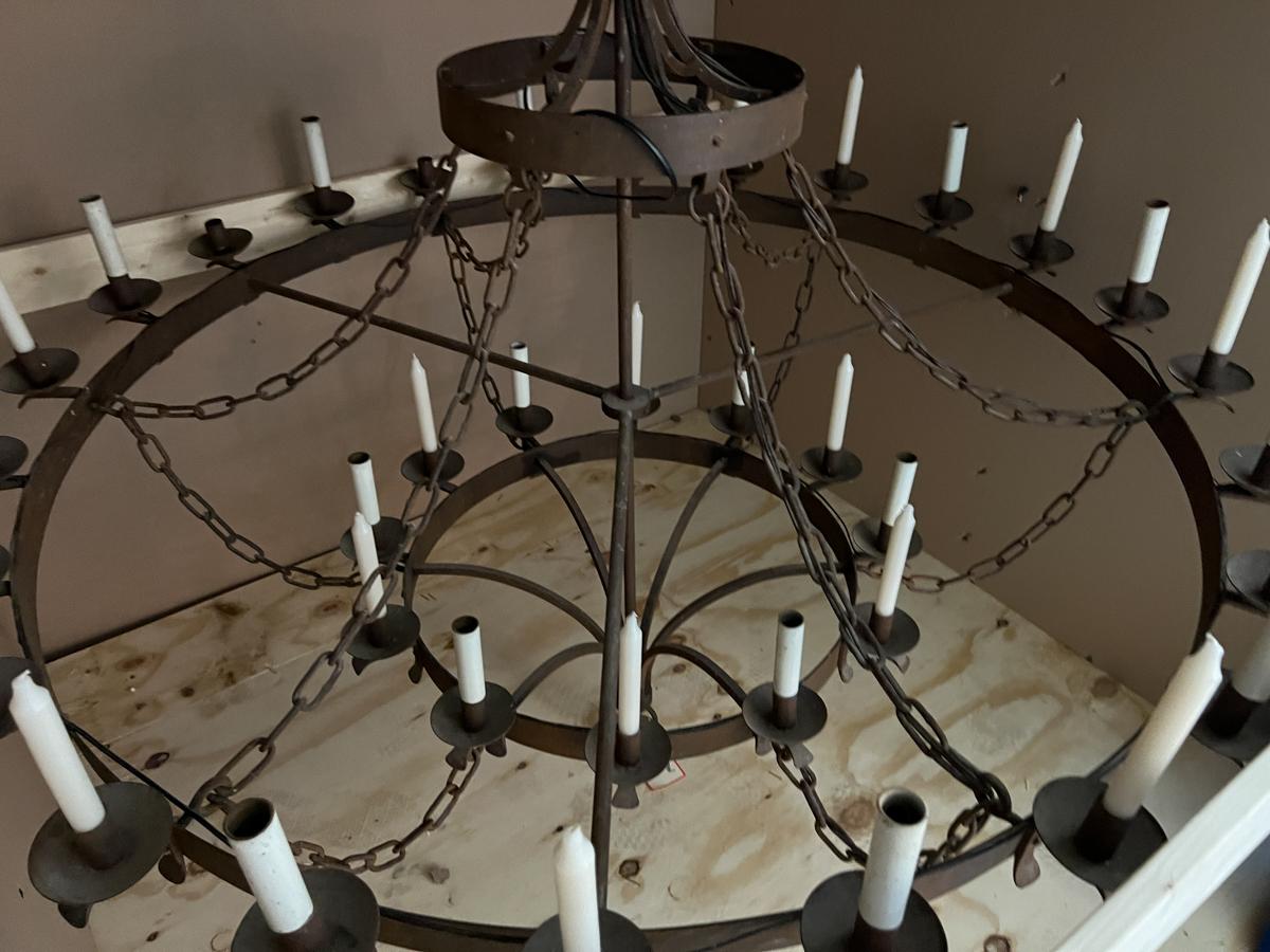 20ième siècle Lustre français du début du 20e siècle à 36 lumières provenant d'un château près de Paris