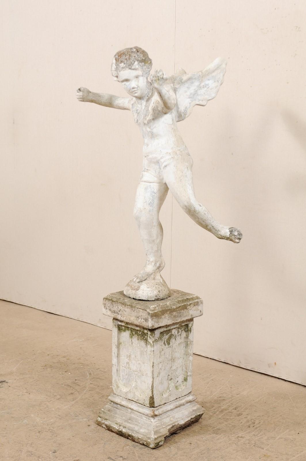 Französische antike Amor-Gartenstatue des frühen 20. Jahrhunderts (Beton) im Angebot