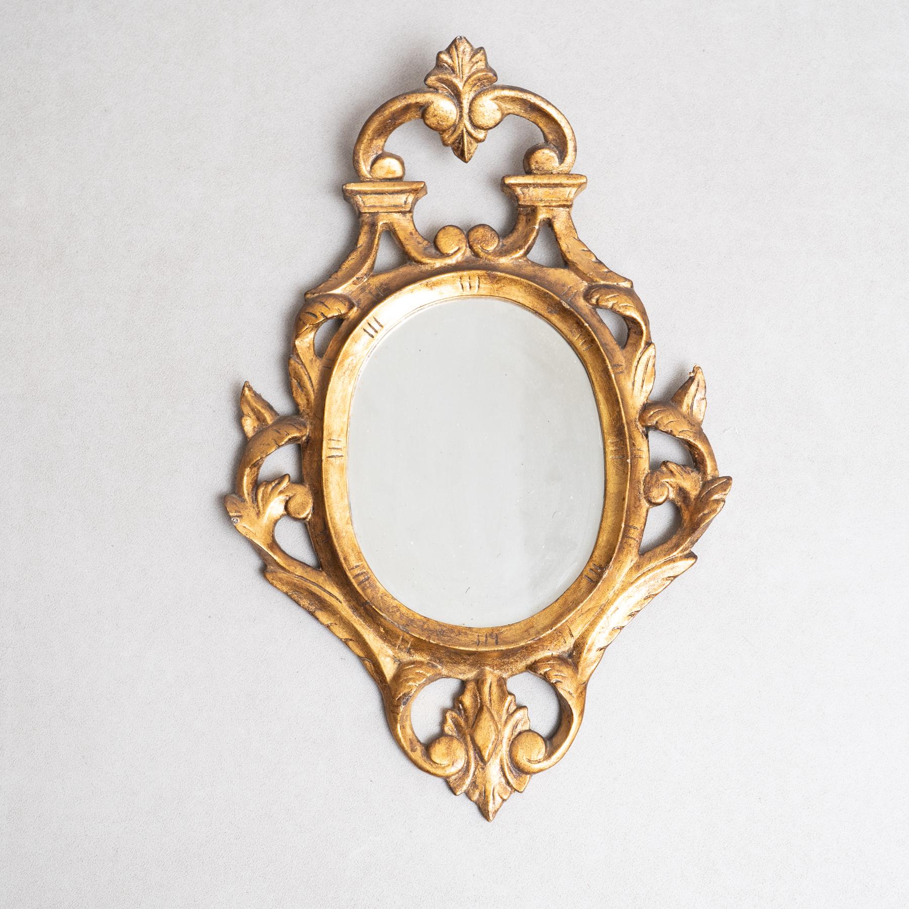 Abraza la elegancia atemporal de este espejo cornucopia de oro antiguo francés de principios del siglo XX, una pieza impresionante que añadirá un toque de refinada belleza a tu interior. Fabricado en Francia, este exquisito espejo presenta