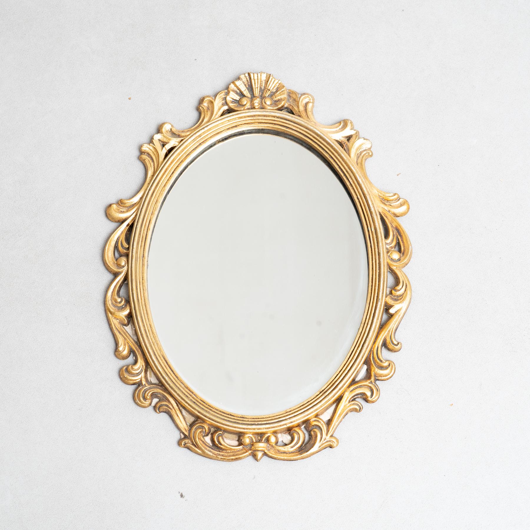 Embrassez l'élégance intemporelle de ce miroir corne d'abondance en or ancien français du début du XXe siècle, une pièce étonnante qui ajoutera une touche de beauté raffinée à votre intérieur. Fabriqué en France, ce miroir exquis présente des