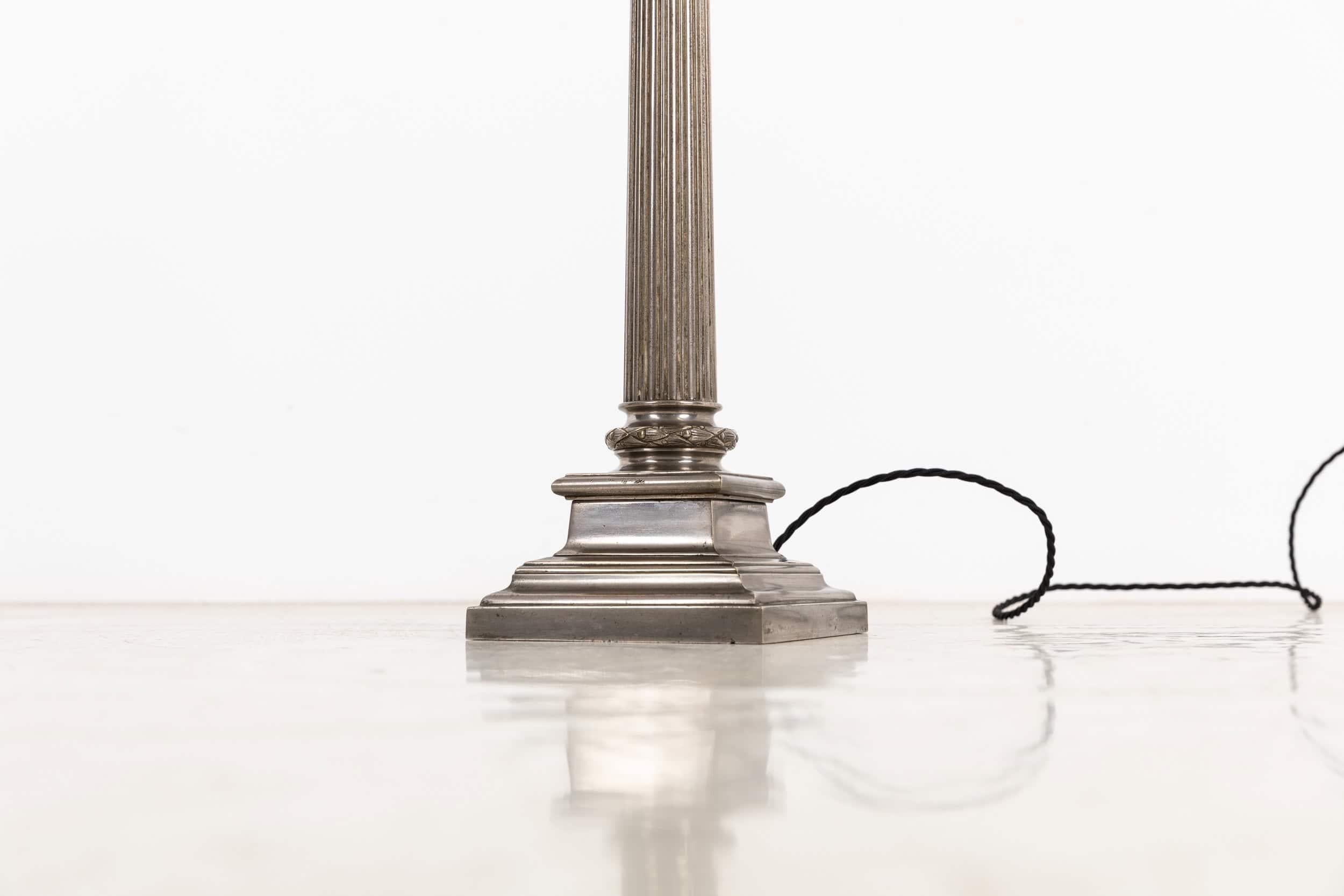 Lámpara de mesa corintia, grande y de formas elegantes, fabricada en Francia. c.1910

De principios del siglo XX, muy resistente y con detalles de fundición de gran calidad. Vástago central elegantemente encaramado sobre la base escalonada
