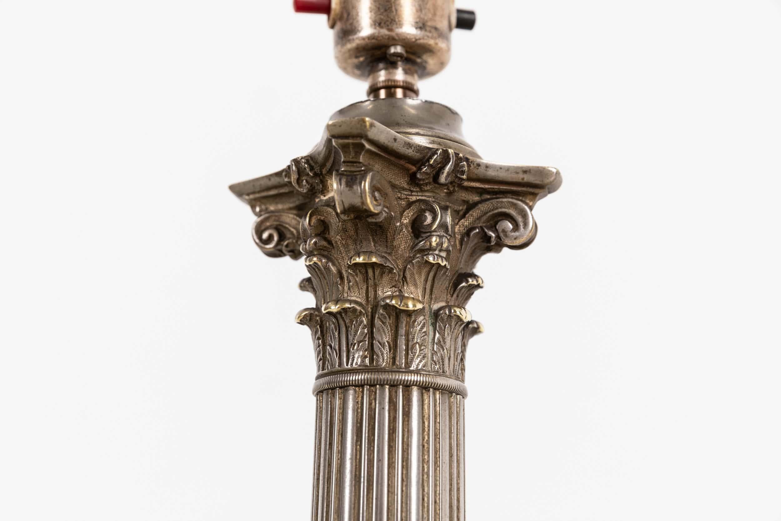 Lámpara de mesa corintia francesa de principios del siglo XX chapada en plata antigua, c.1910 Chapado en plata en venta