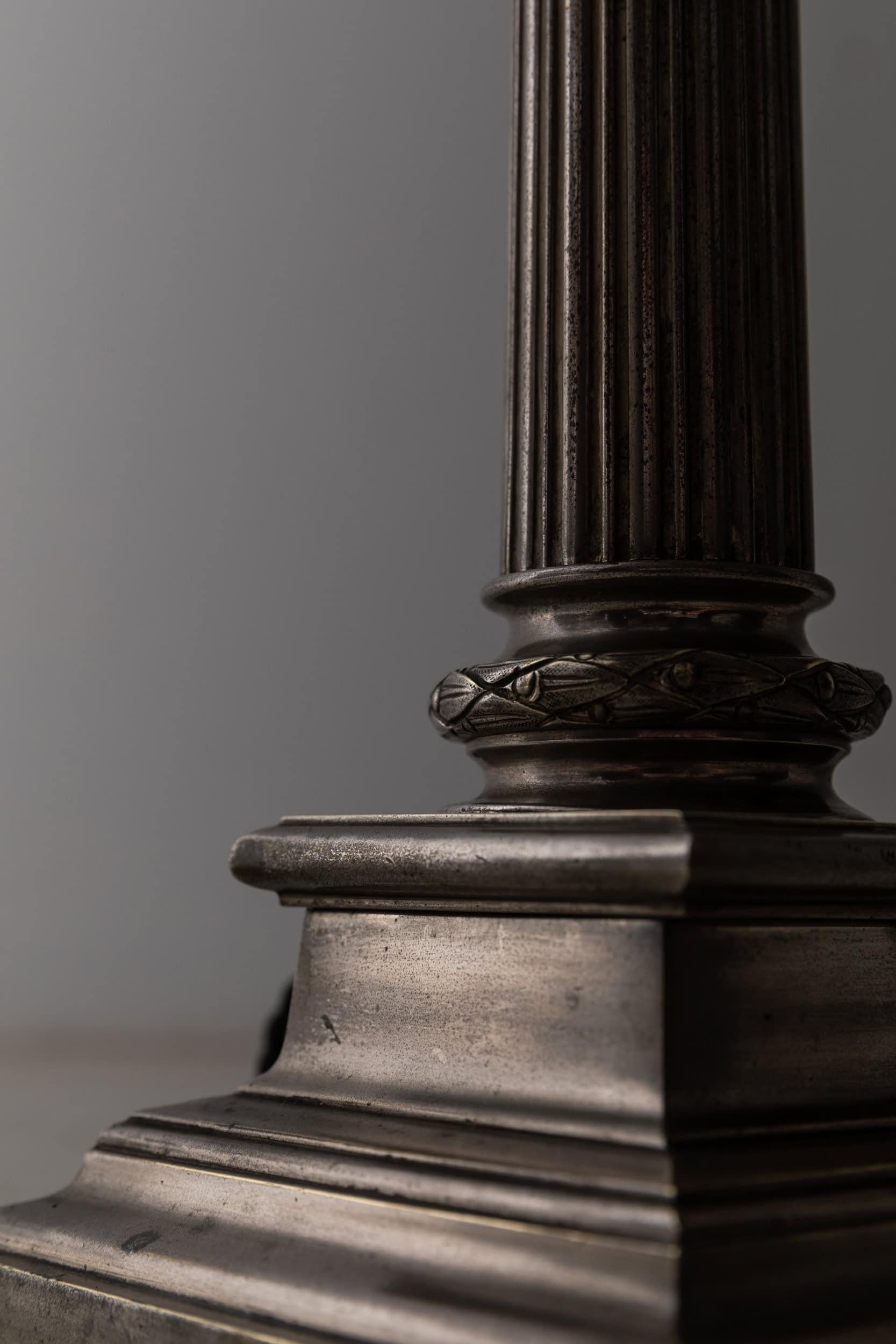 Lámpara de mesa corintia francesa de principios del siglo XX chapada en plata antigua, c.1910 en venta 1