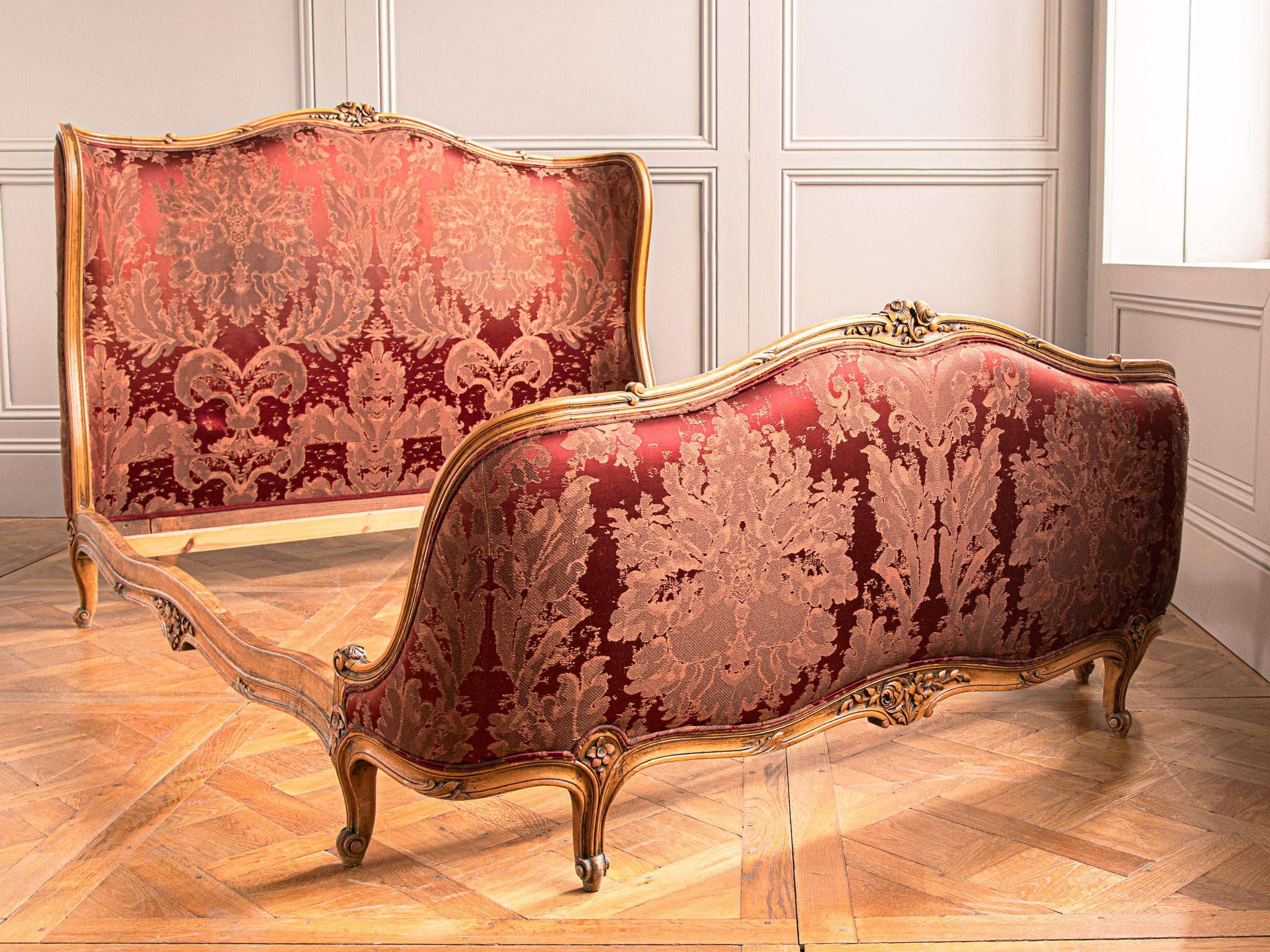 Ein französisches, antikes Bett aus Nussbaumholz, um 1900, im Stil Louis XV Corbeille, mit geschwungenen Enden am Kopf- und Fußteil. Das Stück bietet tolle Kurven aus allen Blickwinkeln. Der komplette Rahmen ist aus handgeschnitztem Nussbaumholz