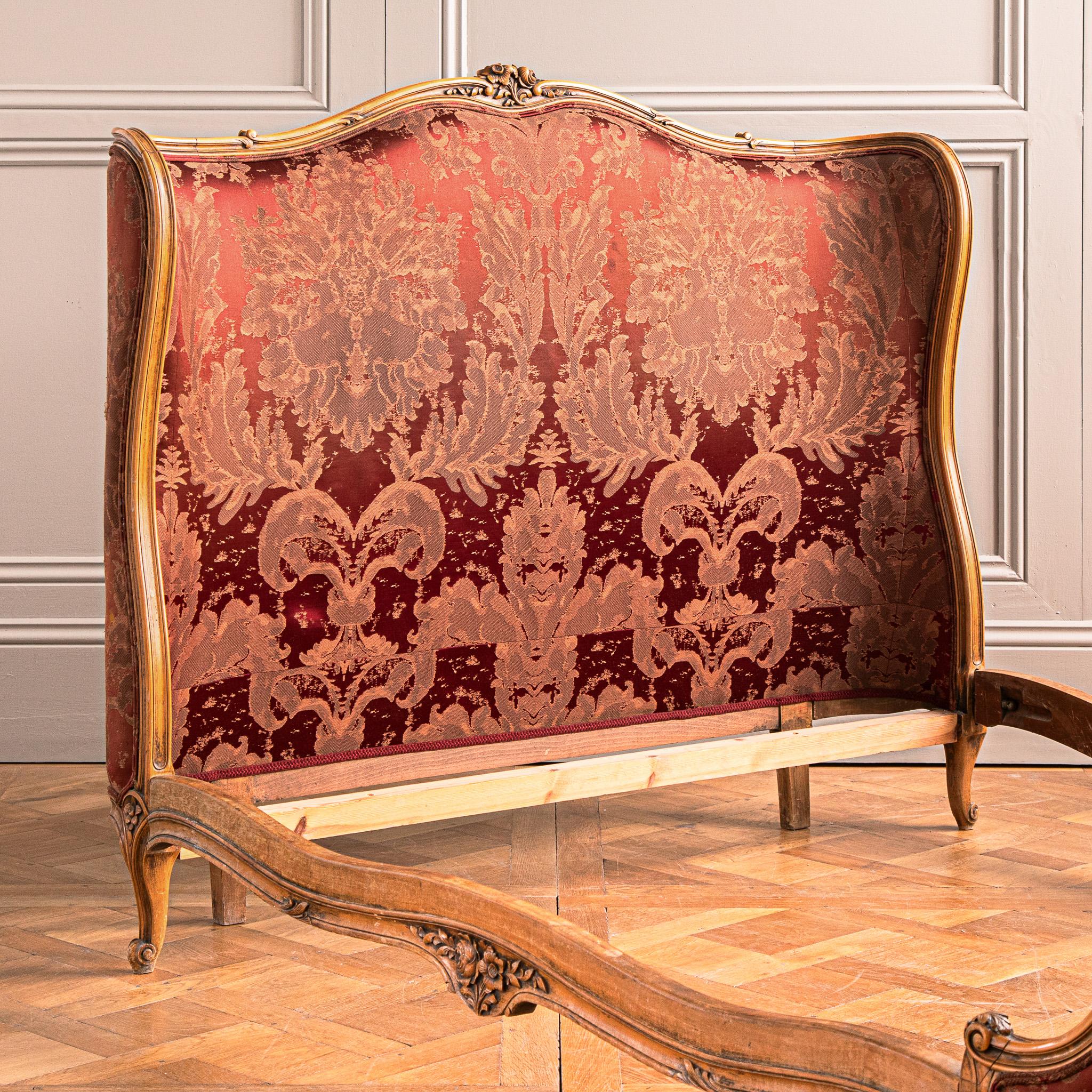 Französisches antikes Nussbaumholzbett des frühen 20. Jahrhunderts mit geschwungenen Enden (Louis XV.)