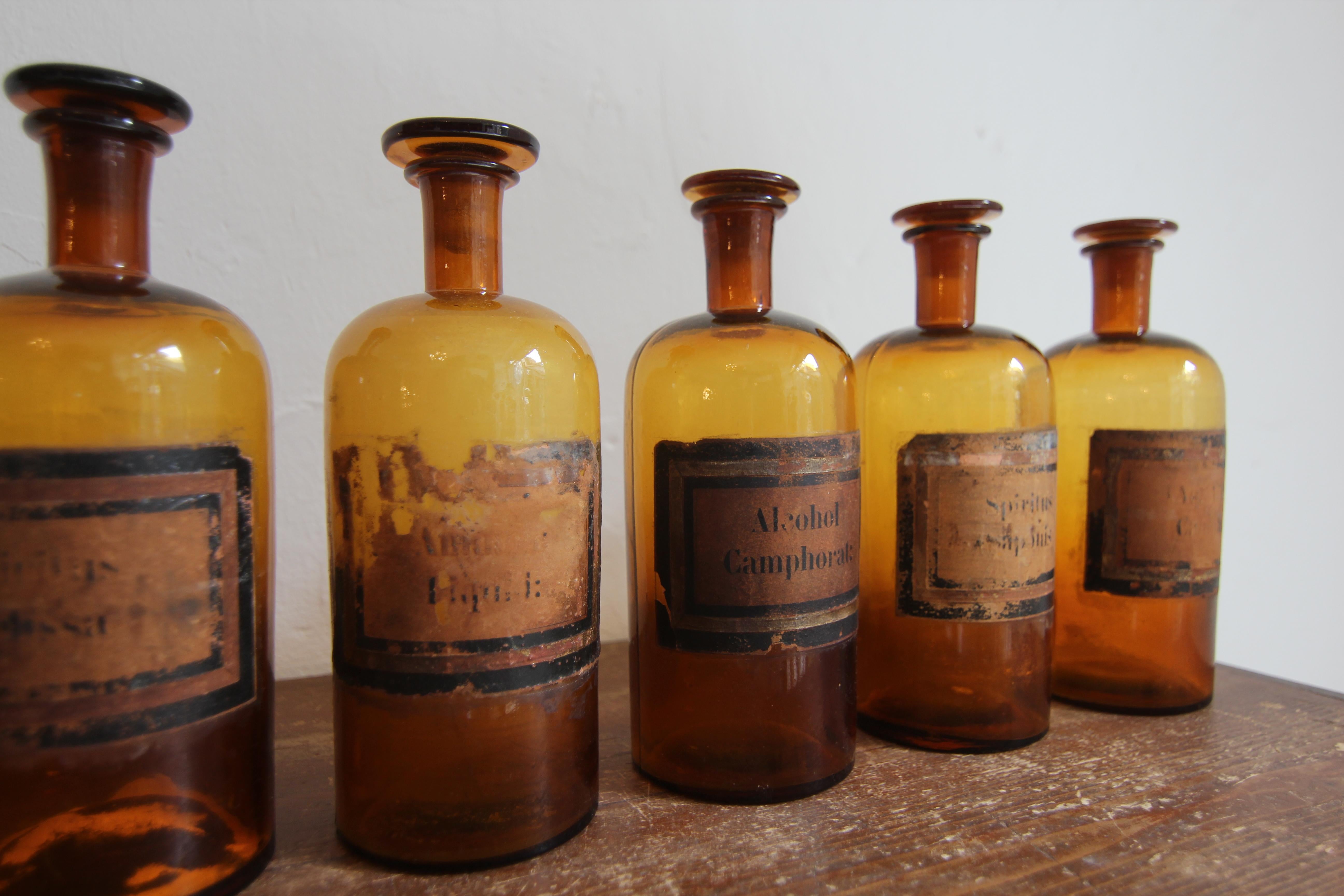 Ensemble de 6 pots d'apothicaire en verre français du début du 20e siècle en vente 4