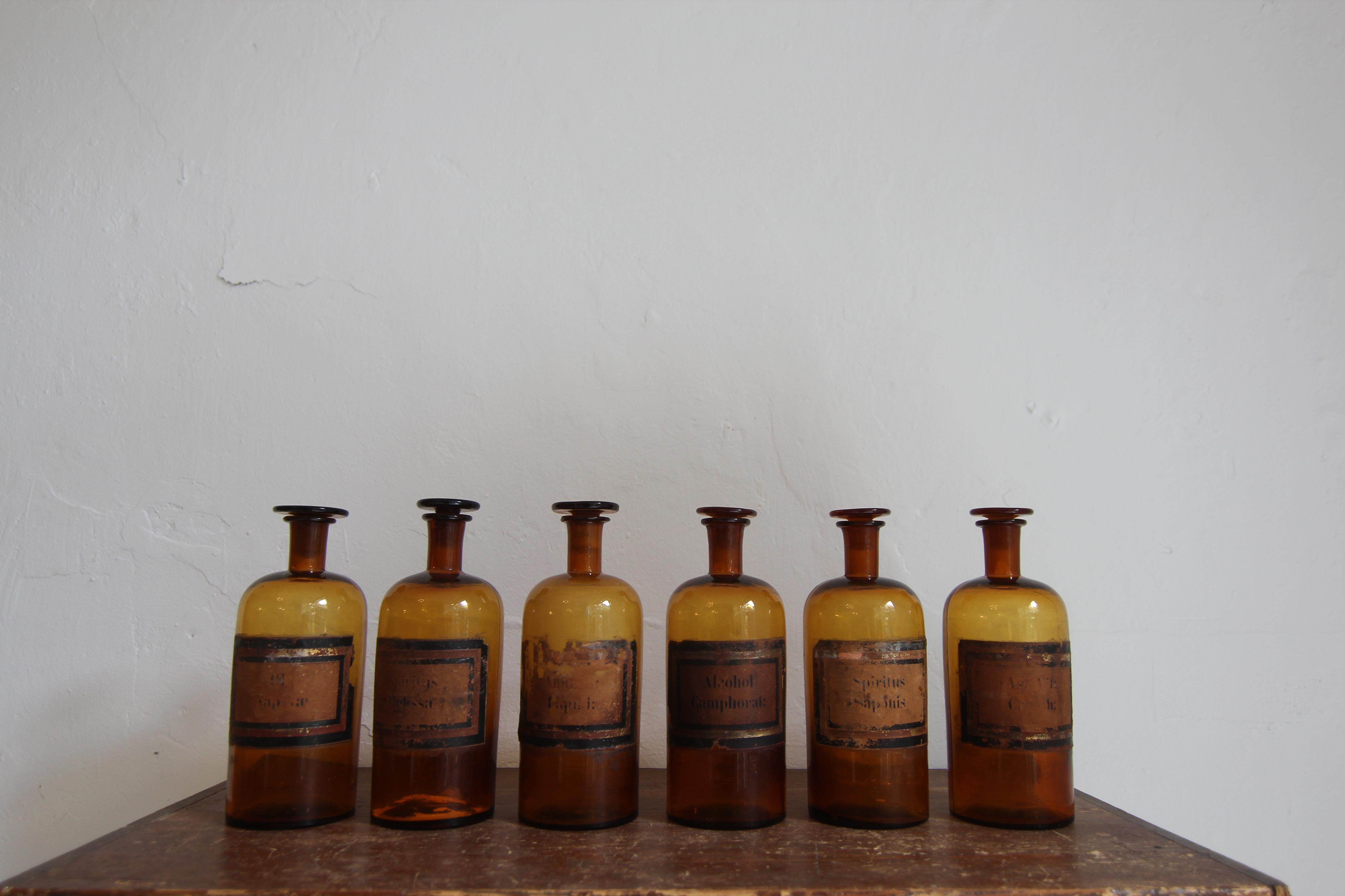 Ensemble de 6 pots d'apothicaire en verre français du début du 20e siècle État moyen - En vente à Dusseldorf, DE