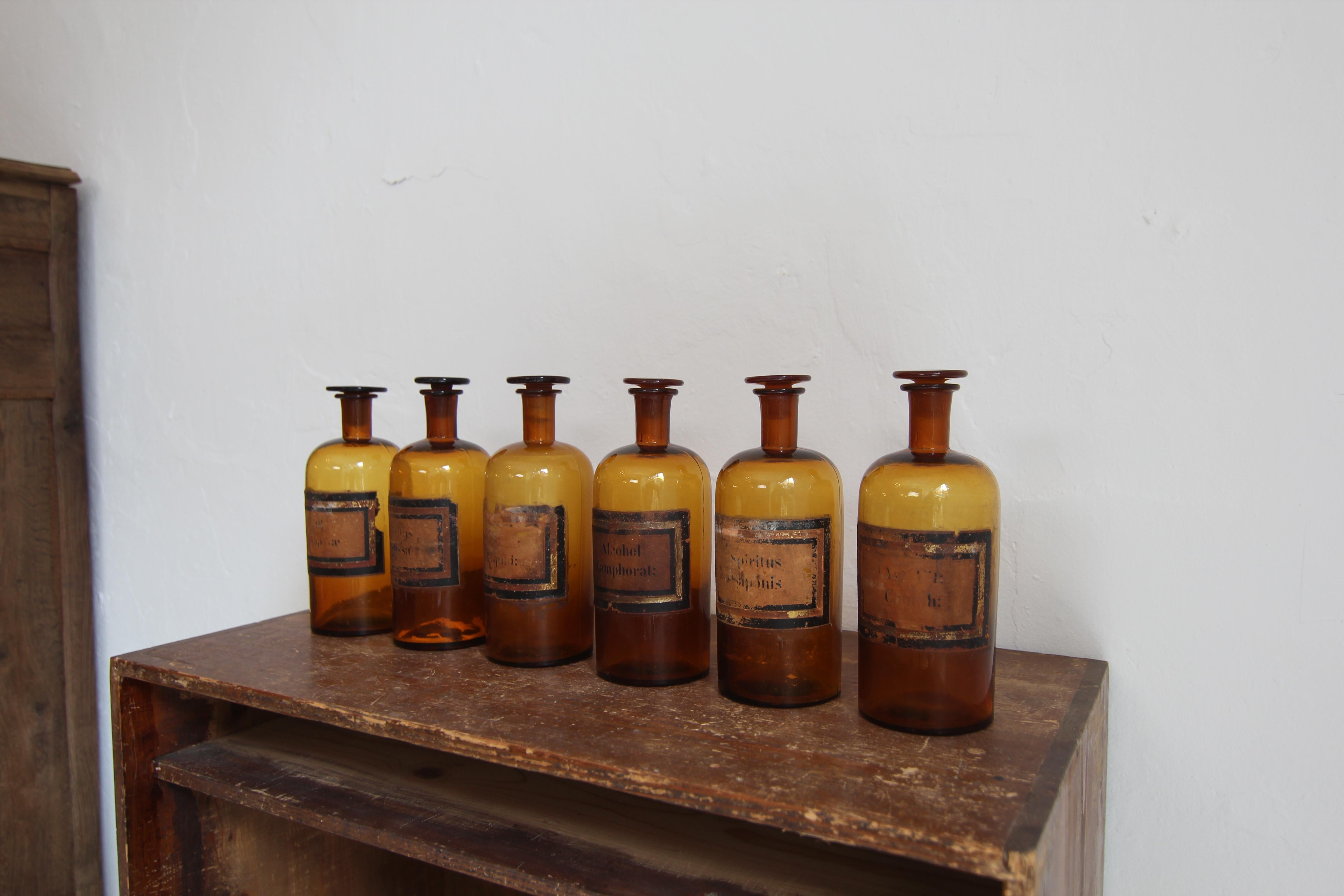 20ième siècle Ensemble de 6 pots d'apothicaire en verre français du début du 20e siècle en vente