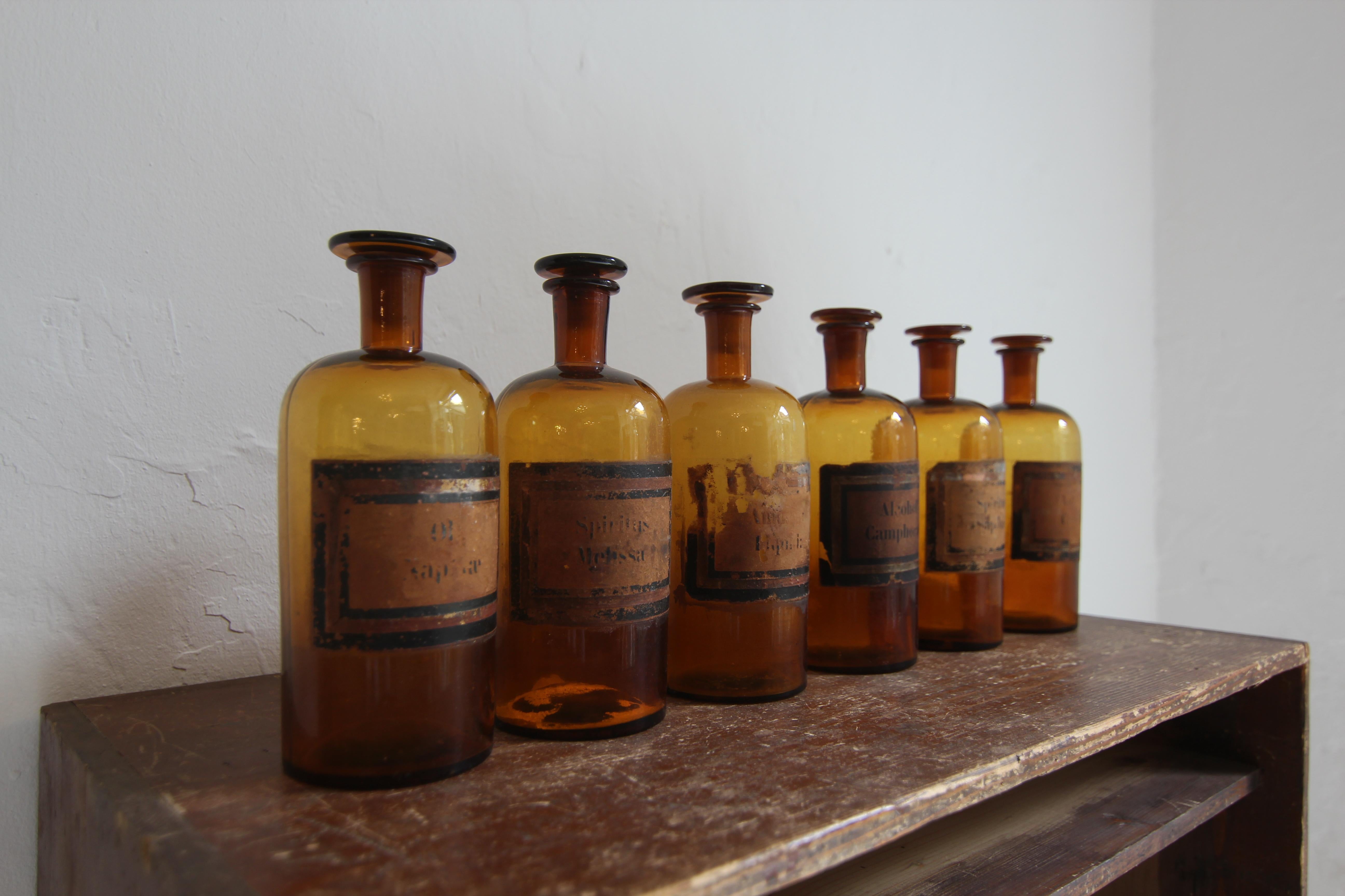 Ensemble de 6 pots d'apothicaire en verre français du début du 20e siècle en vente 1