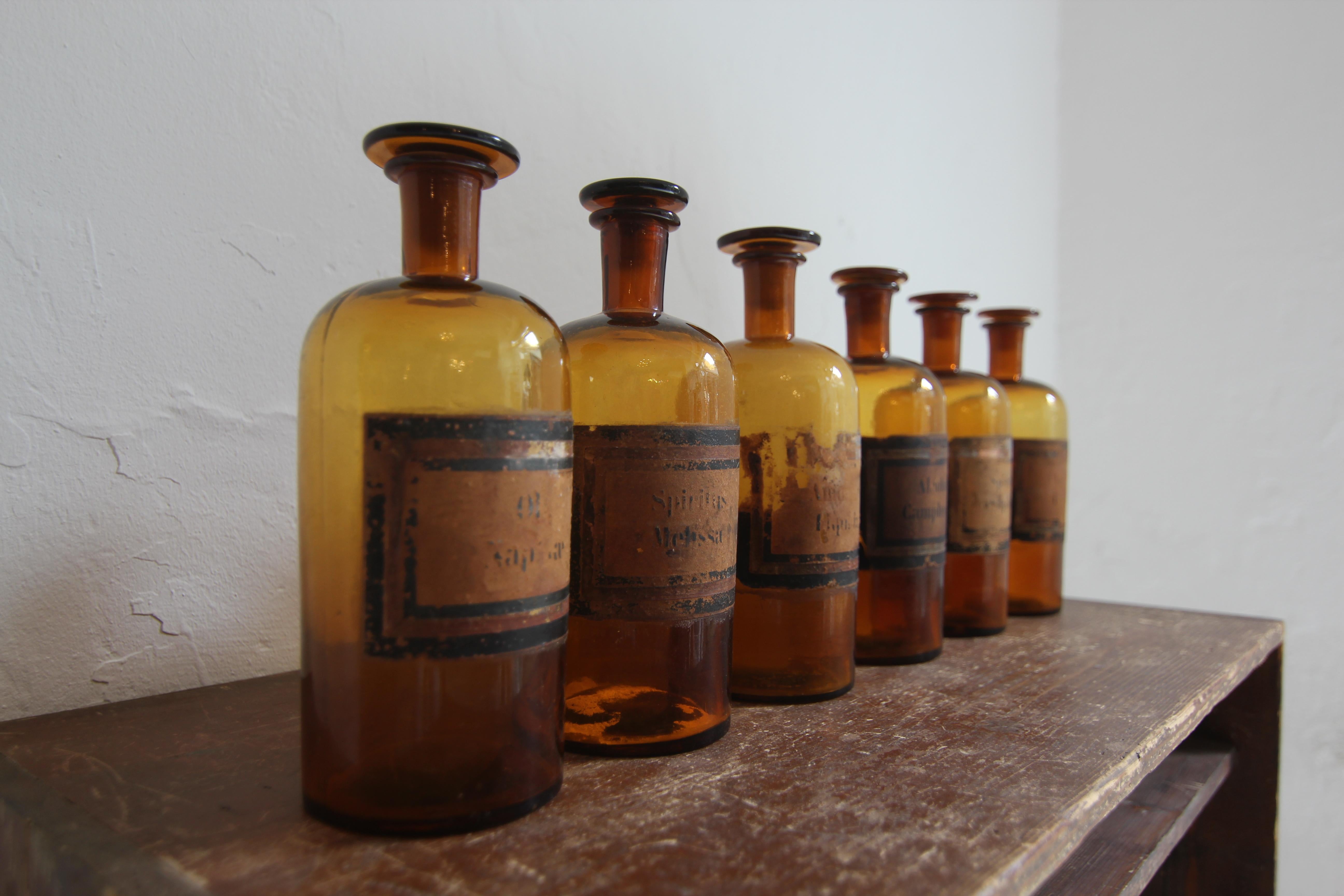 Ensemble de 6 pots d'apothicaire en verre français du début du 20e siècle en vente 2