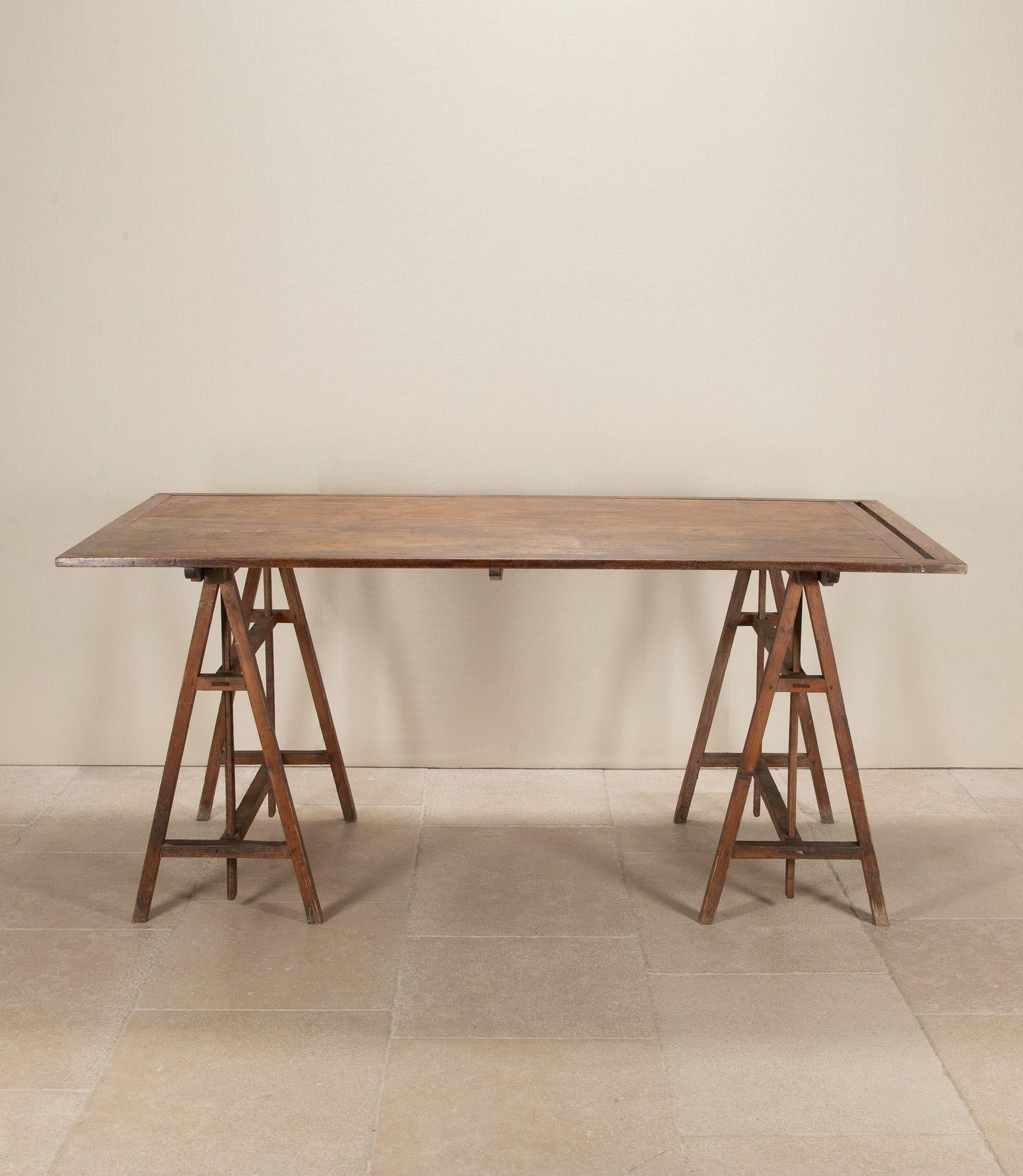 Table d'architecte à hauteur réglable sur tréteaux, datant du début du 20e siècle.