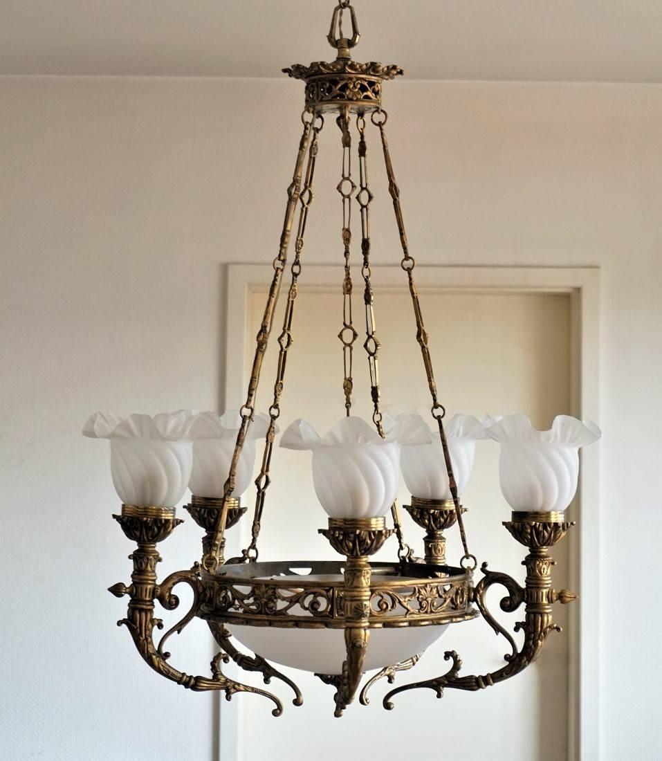 Early 20th Century French Art Deco Bronze Frosted Glass Seven-Light Chandelier In Good Condition In Frankfurt am Main, DE